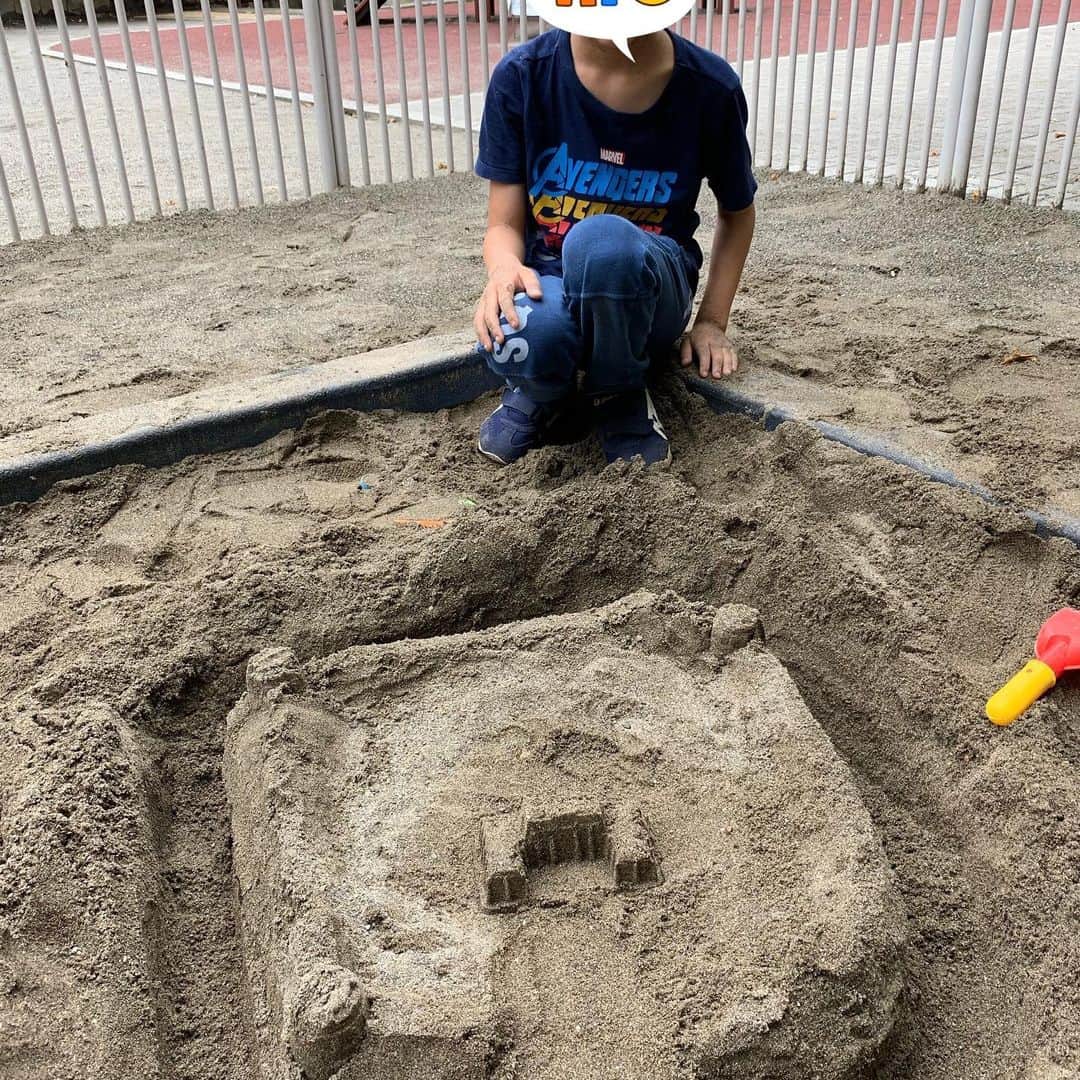 前川泰之さんのインスタグラム写真 - (前川泰之Instagram)「小3の息子の力作です^_^ カップで型取りする砂遊びの道具を組み合わせてお城を作ったそう。ちょっと『進撃の巨人』の街に見えなくもない😅 良く出来ました👍🏻✨ #砂遊び」7月21日 22時38分 - maekawa_yasuyuki_official