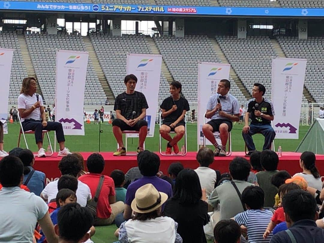 竹内まなぶのインスタグラム：「【第17回ジュニアサッカーフェスティバル】 「カミナリたくみと、鹿島アントラーズの曽ヶ端です！」で楢崎さんめちゃくちゃ笑ってました⚽️ 北澤さん、楢崎さん、近賀さん、カミナリでガチサッカートーク⚽️ FOOT×BRAINかと思いました。 コーナーの最後に子供達に一言と振られ、 「僕は小さい頃、カシマスタジアムで今日のようなイベントに参加しました。いつかサッカー選手になって子供達にサッカーの素晴らしさを語りたい。それがまなぶ少年の夢になりました。 僕はサッカー選手にはなれなかったけど、芸人になって、今あの日まなぶ少年が憧れた舞台に立っています。型は違うけれど夢が叶いました。みんなも自分を信じて夢に向かって頑張れ！」 #感動だけの芸人として最低の上から目線コメント #でも内心素晴らしいコメントだったと思ってる #川口能活楢崎正剛曽ヶ端準 #日韓ワールドカップGK ご来場ありがとうございました！！」