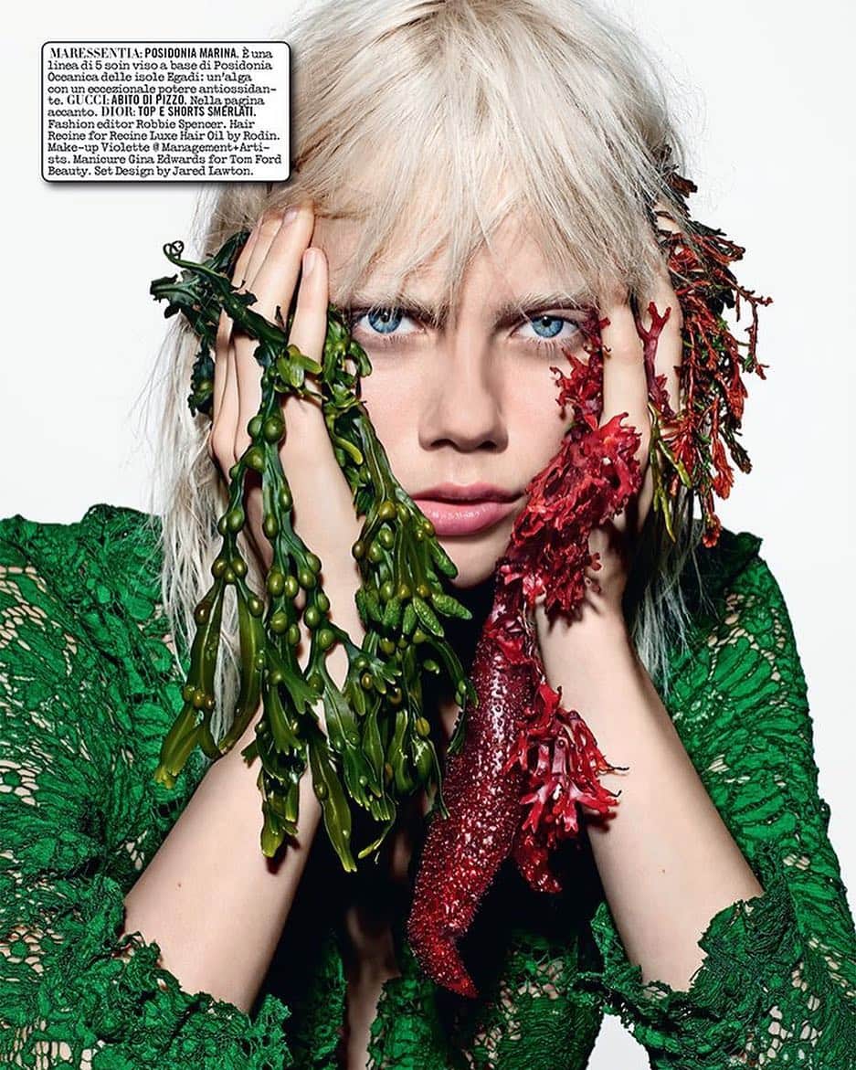 マリヤン・ジョンクマンのインスタグラム：「Throwback to the time i smelled like a dead fish after the shoot but hey how much fun was it hahahaha @richardburbridge @robbiespencer @vogueitalia 🐠🐟🐠」