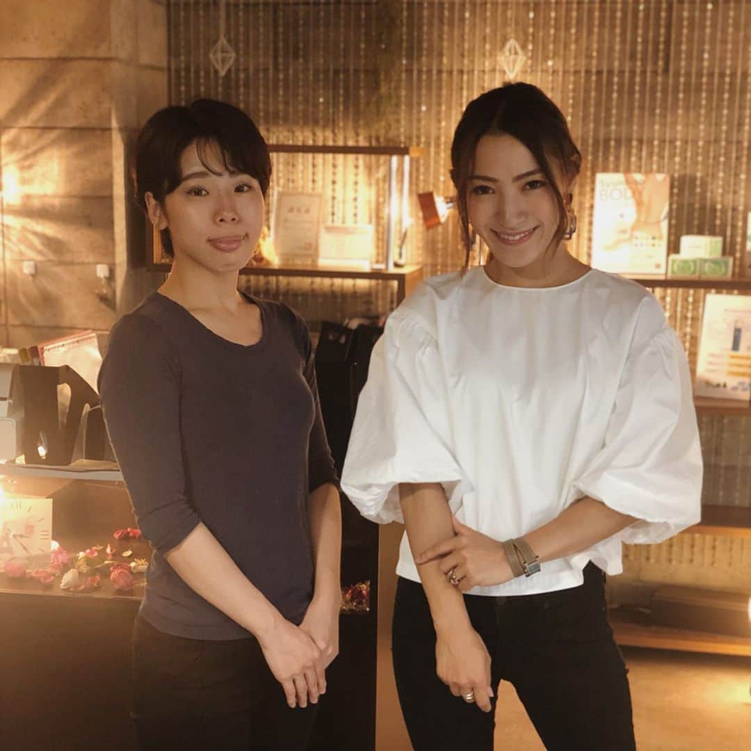 のインスタグラム：「みなさん偏頭痛持ちですか？ 私は梅雨の時期は特に 偏頭痛がひどいです…😔☔ . . 身体の歪みも気になっていたので アンスリウム麻布十番店で 矯正してきました💆🏻‍♀️ 顔だけでなく、身体も骨盤矯正してもらえます。 左右の骨盤のゆがみが 施術前後では触ってわかるくらい変わりました!!✨ 顔は目の開きが変わったかなぁ？👁‍🗨 . 写真で撮ってみると、 左右差って結構あるんですね💦 噛みグセだったり、  姿勢を意識していても 自分だけではなかなか直せないので、 サロンへ通ってサポートしてもらわないとなぁ💡 . #小顔矯正 #骨盤矯正 #アンスリウム #小顔 #美容 #東京小顔 #痩身エステ #ダイエット #anthurium #麻布十番」