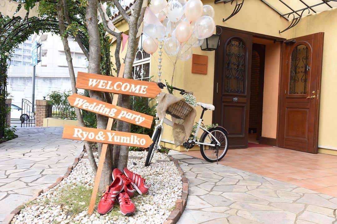 ヴィラデマリアージュさいたまのインスタグラム：「—Party Report— . “Picnic” Ryo & Yumiko’s wedding . おふたりの人柄や感性から マリアージュコーディネーターが ご提案させていただいたコンセプト . . 南フランスの街中で、ゲストの皆様と一緒に ピクニックを楽しんでいるように . 街には自転車やガーランド . お花で溢れたバスケットも置いて ゲストをお迎えしました。 . おふたりとゲストが 近い距離感で、最高の笑顔が溢れる あたたかい一日となりました Bon Mariage! . . . #villasdesmariages#ヴィラデマリアージュ#ヴィラデマリアージュさいたま#結婚式レポート#結婚式場#ウェディング#wedding#ブライダルフェア  #式場見学#大宮結婚式場#結婚式場探し#式場探し#南フランス #ウェディングネーム#weddingname#コンセプトウェディング#プレ花嫁#プレ花嫁準備#プレ花嫁さんと繋がりたい#卒花嫁#卒花嫁レポ#卒花嫁さんとも繋がりたい#weddingphotography#weddingphotos#weddingphoto#ウェディングフォト」
