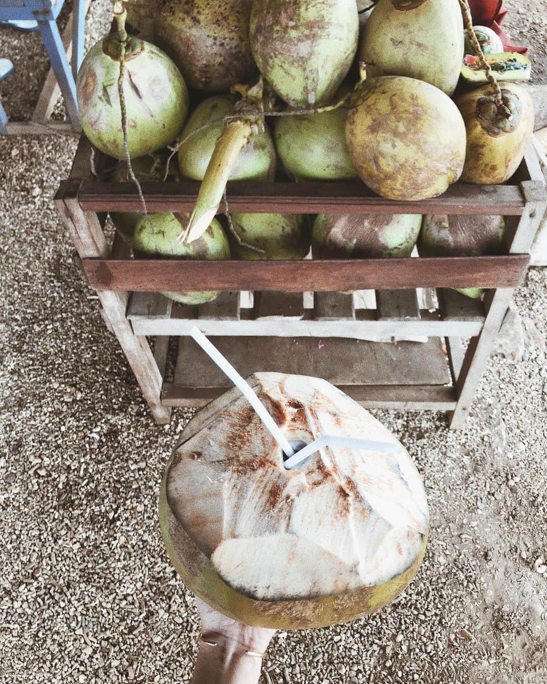 HARUEさんのインスタグラム写真 - (HARUEInstagram)「🥥♡ . レンボンガンで飲んだココナッツジュース🥥150円！安くて美味しかった☺️💛 . #bali #indonesia #lembongan #coconuts」7月21日 22時50分 - harue0104