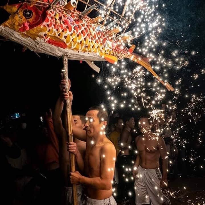 ライカさんのインスタグラム写真 - (ライカInstagram)「Leo Kwok's (@leokwokphoto) "How to Train your Dragon" series was shortlisted for the National Geographic Travel Photo People's Choice Award 2019. Shot in Meizhou, China the series depicts the fire dragon dance during the annual Lantern Festival or Yuan Xiao Jie. The celebration has been performed since the Qing Dynasty and was listed as Intangible Cultural Heritage in China in 2008. Leo's series was captured with the Leica M10. Hit the bio link to discover the Leica M10 for yourself.  #LeicaCamera #Leica #🔴📷 #Leicagram #LeicaM10 #TheLeicaLook #Leica_World #LeicaWorld #Leica_Club #LeicaSociety #Leicaphoto #ShootLeicaPro #life_is_street #streetphoto #streetphotography #everybodystreet #capturestreets #streetphotographerscommunity #thestreetphotographyhub #LanternFestival」7月21日 23時00分 - leica_camera