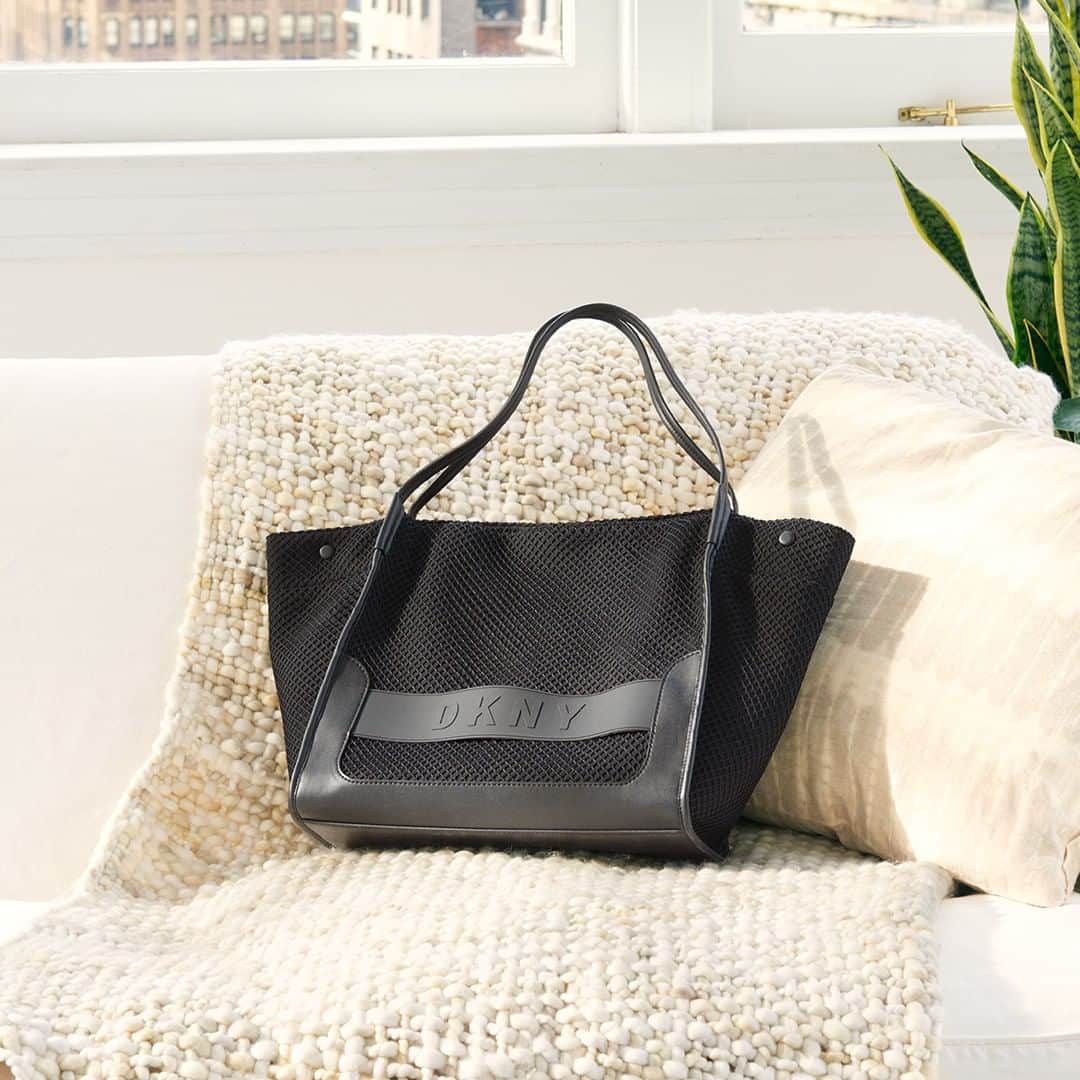 DKNYさんのインスタグラム写真 - (DKNYInstagram)「Carry-on: a tote that’s perfect for your next OOO adventure. Tap to shop the Ebony Mesh Tote. #DKNY」7月21日 23時00分 - dkny
