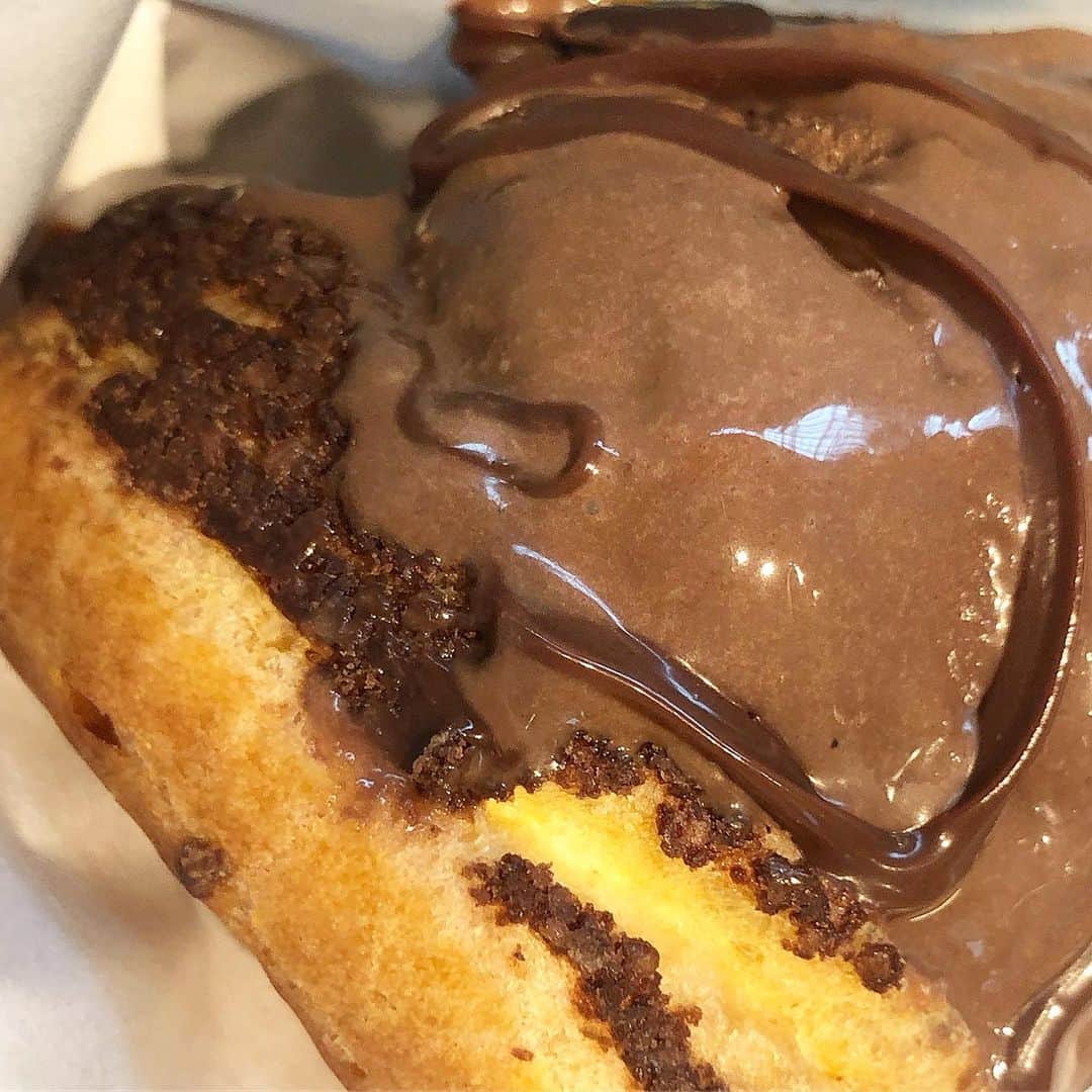 市川歩美さんのインスタグラム写真 - (市川歩美Instagram)「ラ・メゾン・デュ・ショコラのシューアイスです。 テイクアウトで気軽に楽しんで！ J-WAVEに私が先日出演したときにLiLiCoさんと稲葉友さんが美味しく召し上がってくださったのがこちら💕 ・夏限定の新作「オンカ トンカ」、トンカ豆のやさしーい、桜餅のような香り。 #chocolate#chocolatelover#ilovechocolate#チョコレート大好き#チョコレート好き＃チョコレート＃ショコラ#ラメゾンデュショコラ #シューアイス#夏チョコ#シュークリーム」7月21日 22時58分 - ayumichocolat