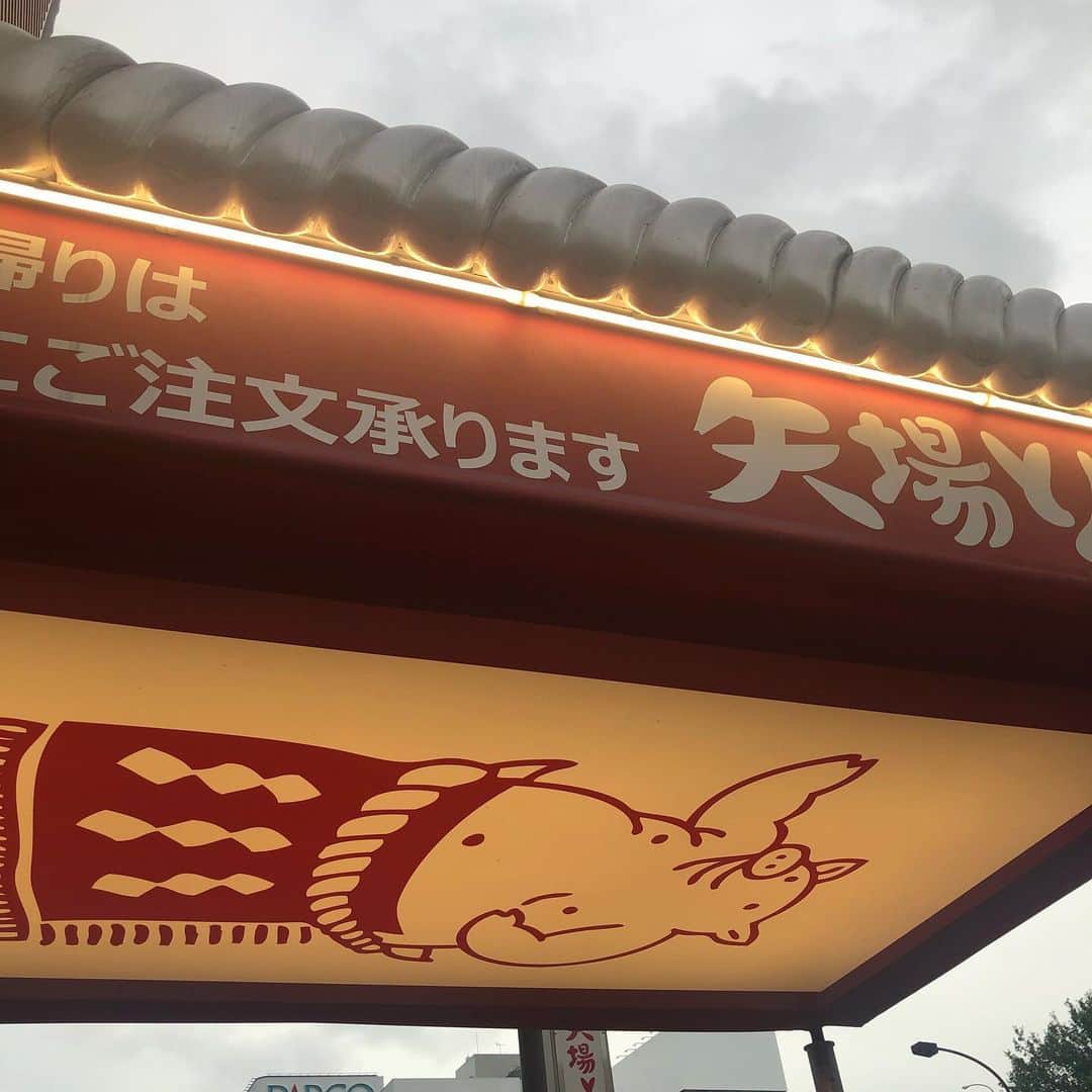 Princess M Classicのインスタグラム：「Princess M Classic こボギーです。 今日はちょっと名古屋で打合せ。 初めて、名古屋の矢場とんさんに行きました。 美味しい！😆 よく知らなかったのですが、かなり有名なお店なんですねー  味噌カツが好きになりそう😍  #antique  #アンティーク  #京都市伏見区  #味噌カツ  #矢場とん  #名古屋名物」