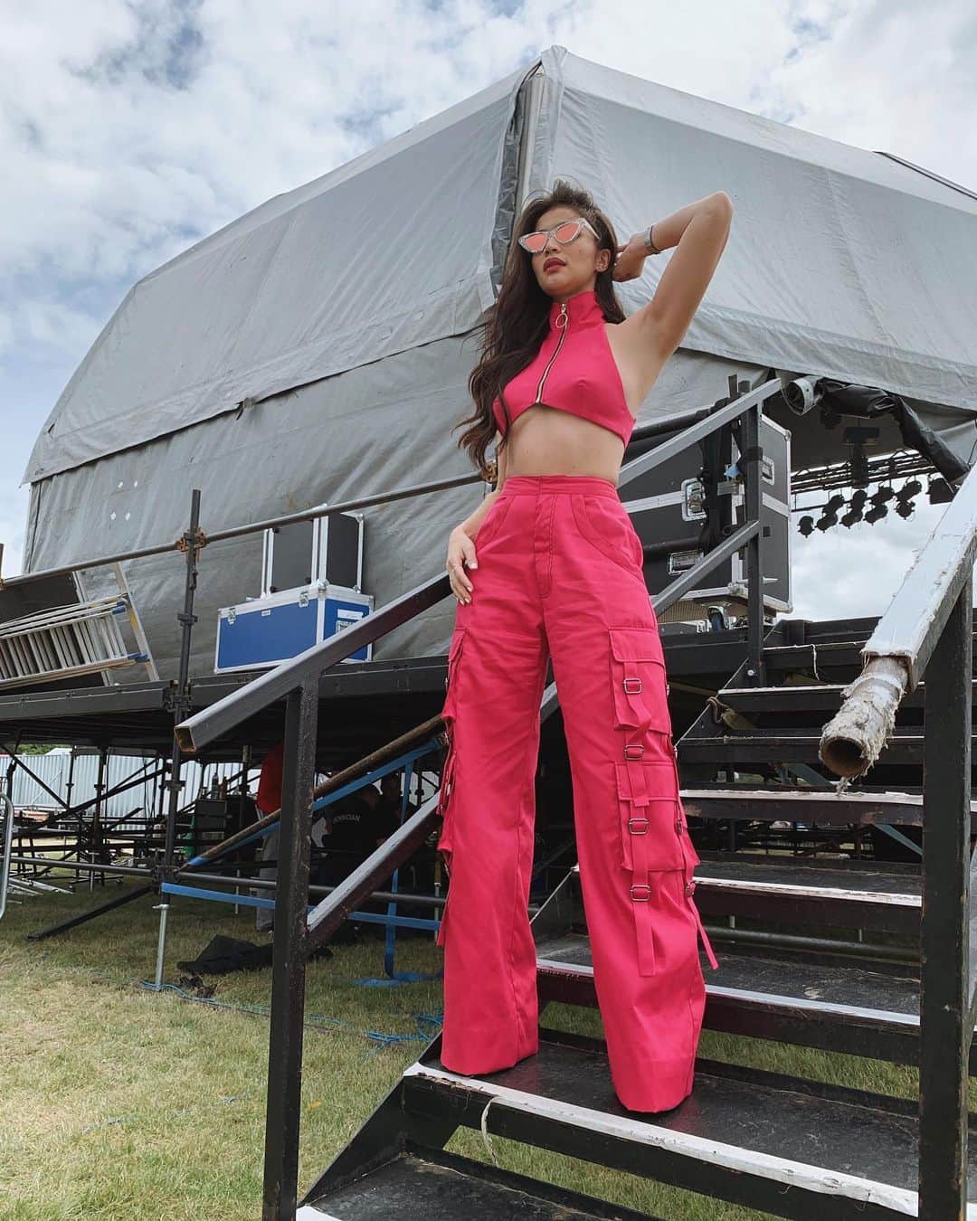 アン・カーティスのインスタグラム：「Happy Fiesta 😋  Excited to celebrate with the Madlang People here in London!!! Wearing a bespoke piece by @samantha.richelle 💘 @londonbarriofiesta_」