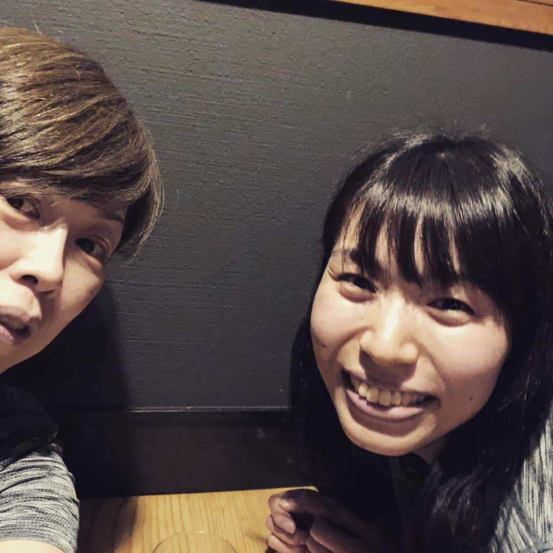 中田久美のインスタグラム：「リサが…29歳！  ちょっと遅くなりましたが…お誕生日おめでとう🎉  出会った時はリサは21歳…ですかぁ。 共に戦ってきて… リサの勝負強さは、素質だけではなく、日々の努力の繰り返しからの爆発力だと思います。  更に職人技に磨きをかけて下さいね。 丁寧に…そしてこだわりを持って。  新鍋理沙を宜しくお願いします！  #新鍋理沙 #お誕生日 #沸点が近い #日本代表」