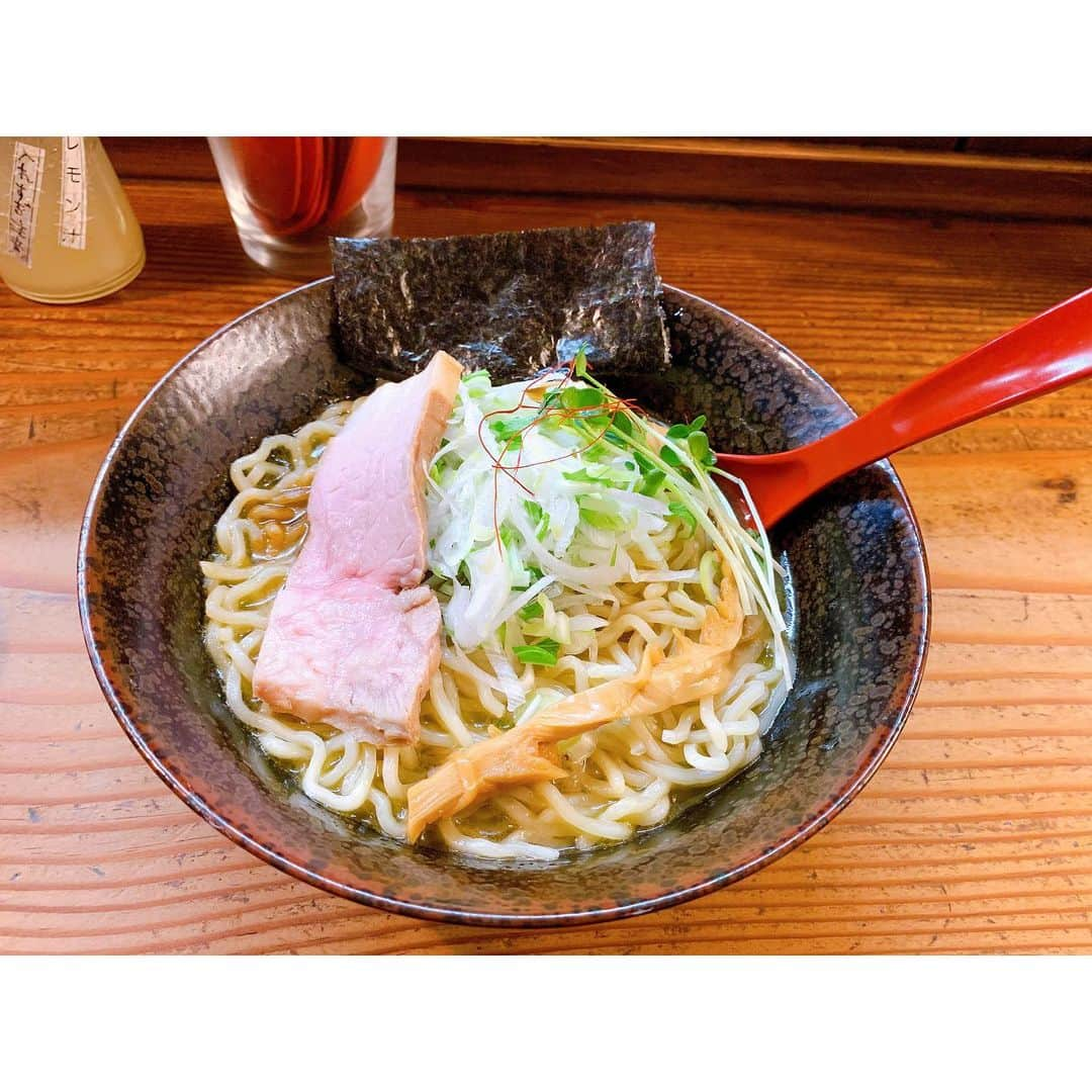 小島みなみさんのインスタグラム写真 - (小島みなみInstagram)「. . 牡蠣ラーメン食べてきたよ😋 @susuru_tv さんの インスタで観て行きたかったの！笑 . 牡蠣の うまみが凄かったぁぁぁぁぁ . . . #久しぶりに行列に並んだ  #蚊にも刺された  #ラーメン #らーめん #貝がら屋 #牡蠣ラーメン」7月21日 23時05分 - kojima_minami_373