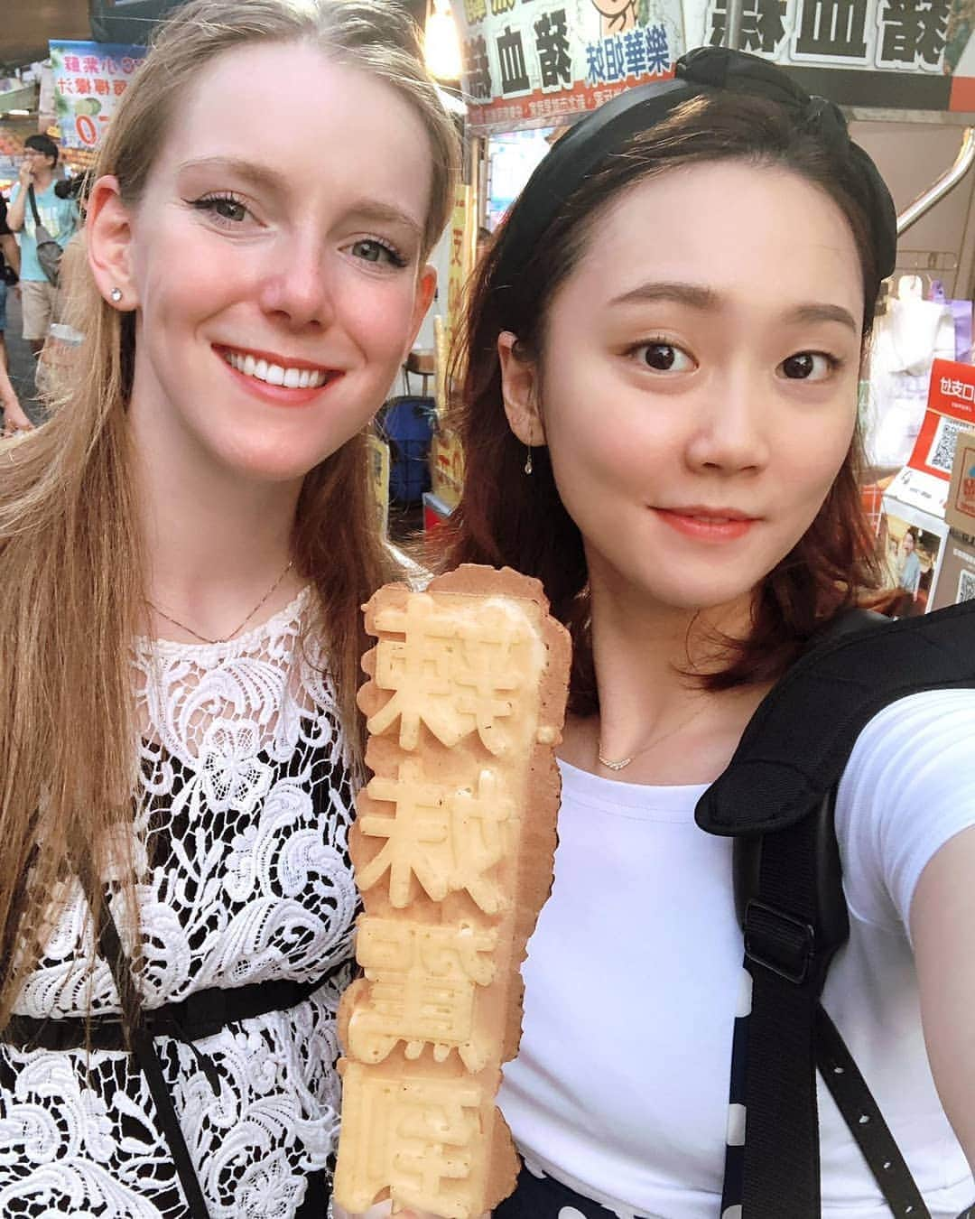 ブリット・エールラントさんのインスタグラム写真 - (ブリット・エールラントInstagram)「Give me good food and I am happy 😋😋😋 And to be with @cheng_hsien_tzu ❤️❤️❤️ #taipei #taiwan #trainingcamp」7月21日 23時07分 - britteerland