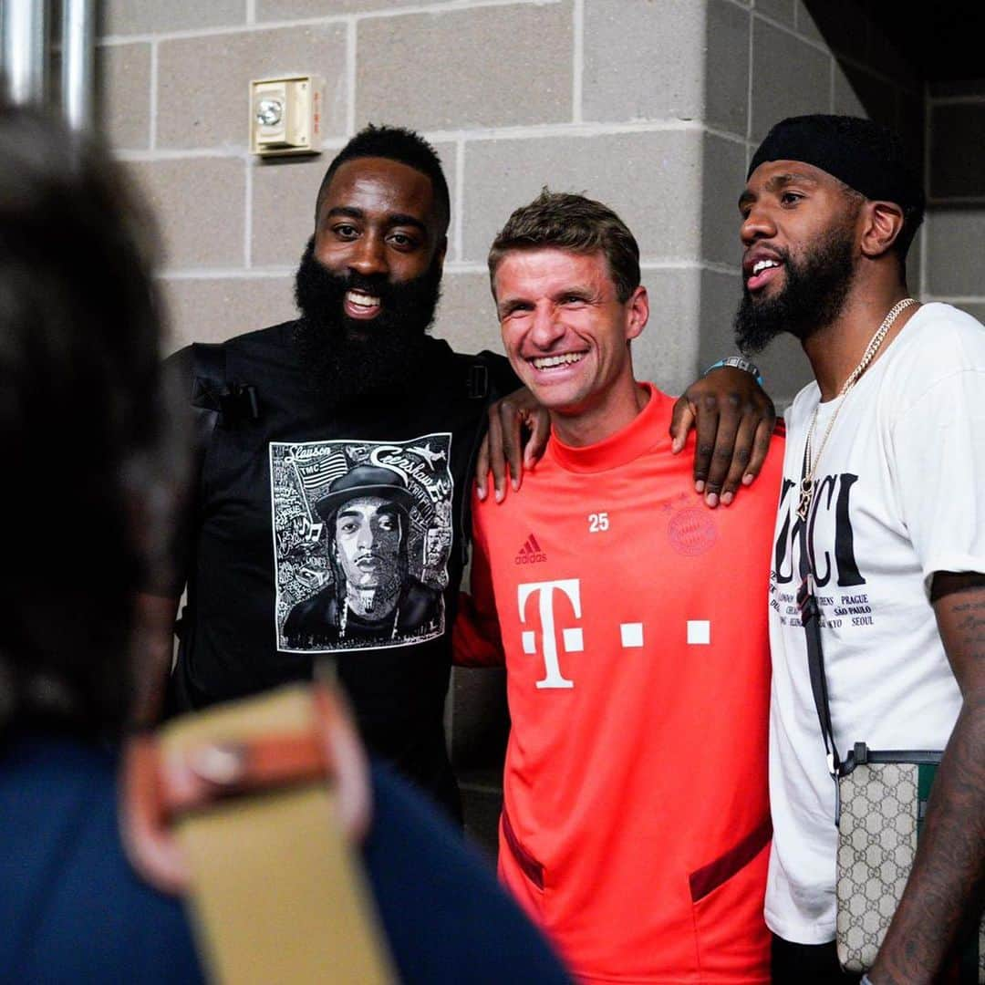 トーマス・ミュラーさんのインスタグラム写真 - (トーマス・ミュラーInstagram)「What a breathtaking night in Houston 😎we „BEARD“ Real Madrid 3-1 and the atmosphere was great in an impressive stadium 🏟#verytouchyToniKroos #esmuellert #fcbayern #miasanmia #realmadrid #jamesharden」7月21日 23時08分 - esmuellert