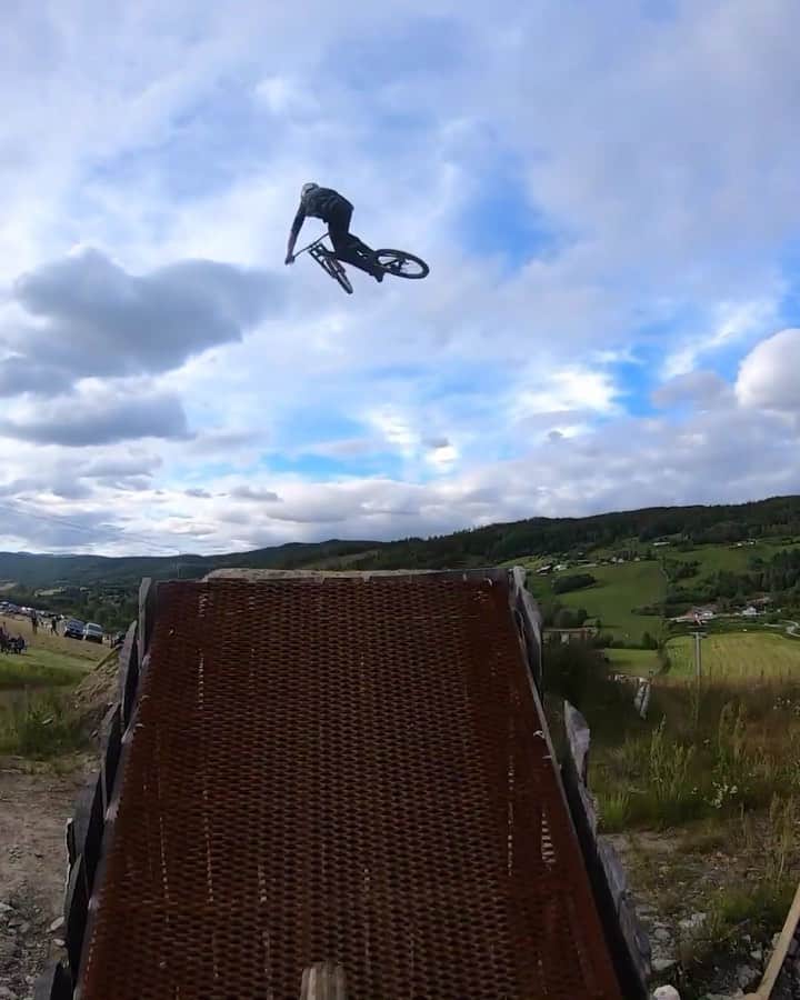 レッドブルのインスタグラム：「3...2...1...🚀 . . . 🚲 : @szymongodziek 🎥 : @marcinrotacja @redbullbike #redbull #givesyouwings #mtb #bigair #dh #bikelife #fromwhereiride」