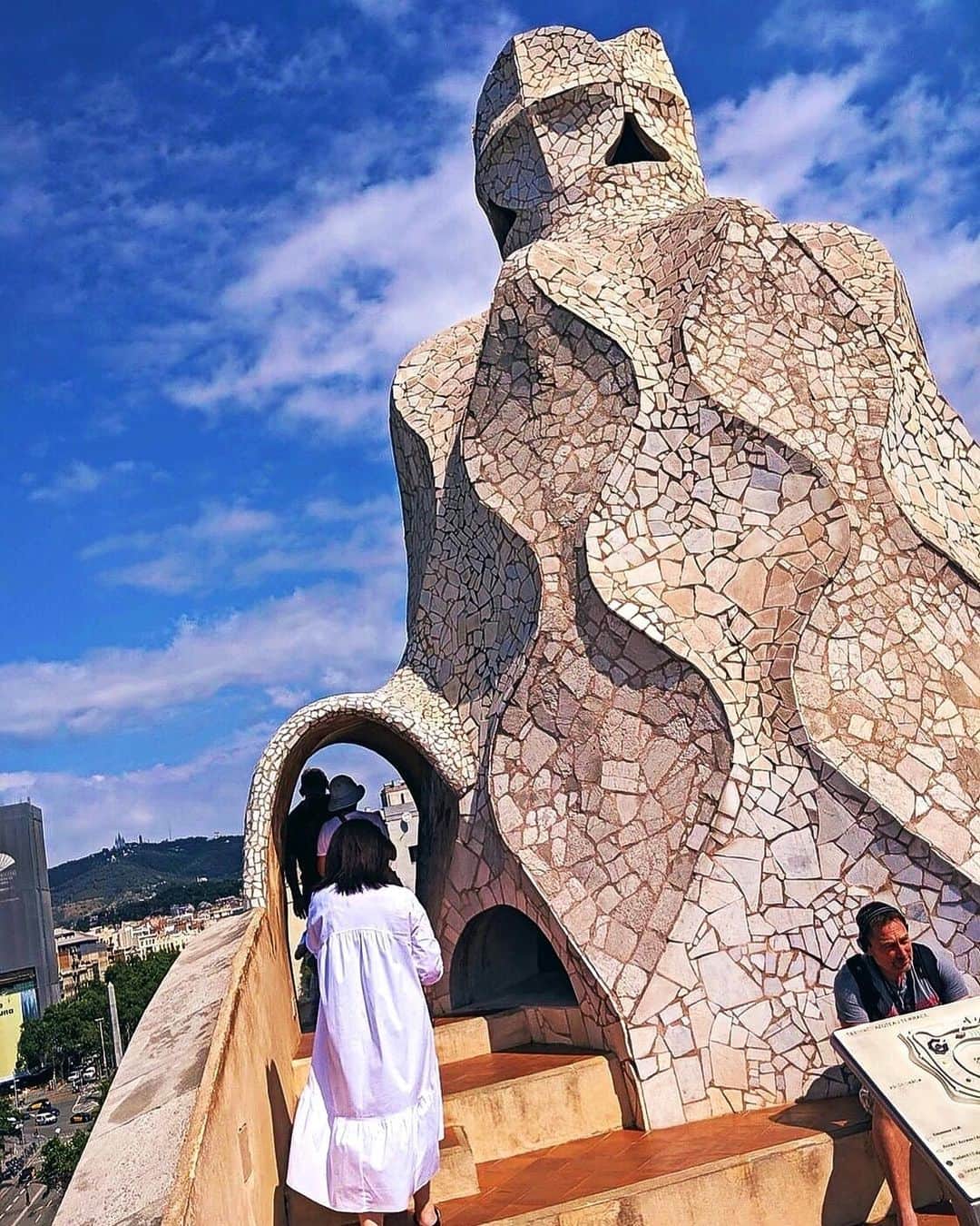 川村桃子さんのインスタグラム写真 - (川村桃子Instagram)「⠀ Casa Batllóの次は坂を上って Casa Milàへ。⠀⠀ ⠀ 初っ端から階段で屋上まで登り… 汗だくになりバルセロナで中等部時代の部活を思い出した笑⠀⠀ ⠀ 今でも住んでいる人がいるけど、 朝から晩までひっきりなしに観光客が訪れるのに⠀ 落ち着いて暮らせてるのか疑問だけど⠀ 世界遺産に住むってどんな気持ちなんだろ？⠀⠀ ⠀⠀ ⠀  直線部分が無い建築物だから、⠀ 温かみは感じるけど個人的には⠀ カラフルなカサバトリョの方が好き。⠀ ⠀ 屋上のオブジェがロビンマスクに見えるのは私だけ？笑  #barcelona #sightseeing #casamila #lapedrera #カサミラ #世界遺産 #gaudi #trip #instafood #instapic #instagood #spain #桃旅 #2度目のバルセロナ #2年連続バルセロナ #住みたい」7月21日 23時14分 - momo_k1014