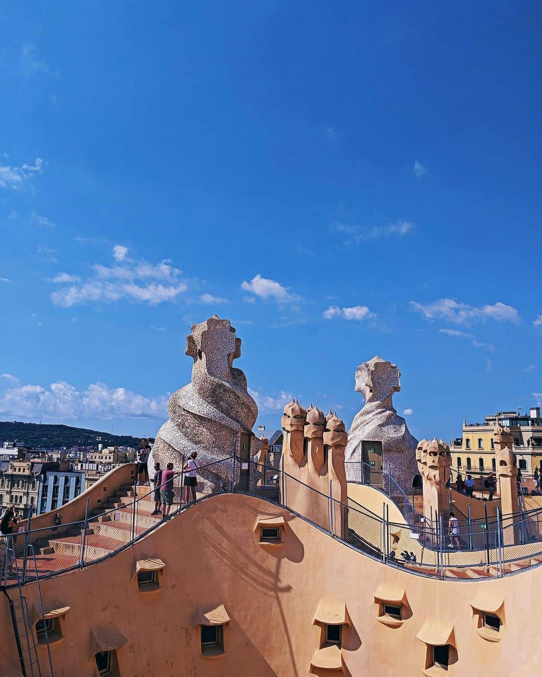 川村桃子さんのインスタグラム写真 - (川村桃子Instagram)「⠀ Casa Batllóの次は坂を上って Casa Milàへ。⠀⠀ ⠀ 初っ端から階段で屋上まで登り… 汗だくになりバルセロナで中等部時代の部活を思い出した笑⠀⠀ ⠀ 今でも住んでいる人がいるけど、 朝から晩までひっきりなしに観光客が訪れるのに⠀ 落ち着いて暮らせてるのか疑問だけど⠀ 世界遺産に住むってどんな気持ちなんだろ？⠀⠀ ⠀⠀ ⠀  直線部分が無い建築物だから、⠀ 温かみは感じるけど個人的には⠀ カラフルなカサバトリョの方が好き。⠀ ⠀ 屋上のオブジェがロビンマスクに見えるのは私だけ？笑  #barcelona #sightseeing #casamila #lapedrera #カサミラ #世界遺産 #gaudi #trip #instafood #instapic #instagood #spain #桃旅 #2度目のバルセロナ #2年連続バルセロナ #住みたい」7月21日 23時14分 - momo_k1014