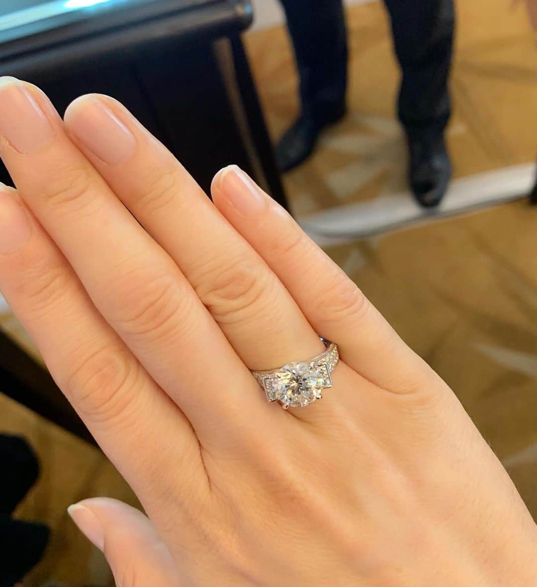 沢瀉美緒さんのインスタグラム写真 - (沢瀉美緒Instagram)「※ Three carats diamond 💍 . . とってもクオリティの高い 3カラットのダイヤモンドの指輪✨ . お上品に手元で輝くデザインは 手まで綺麗に見せてくれます💛 . #kashikey の展示会にて✨ . どなたか、🎁してください。笑 . #kashikey #ダイヤモンド #diamond #3カラット #3carats #jewelry #ジュエリー」7月21日 23時16分 - mio_omodaka