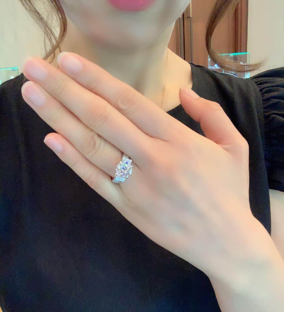 沢瀉美緒さんのインスタグラム写真 - (沢瀉美緒Instagram)「※ Three carats diamond 💍 . . とってもクオリティの高い 3カラットのダイヤモンドの指輪✨ . お上品に手元で輝くデザインは 手まで綺麗に見せてくれます💛 . #kashikey の展示会にて✨ . どなたか、🎁してください。笑 . #kashikey #ダイヤモンド #diamond #3カラット #3carats #jewelry #ジュエリー」7月21日 23時16分 - mio_omodaka