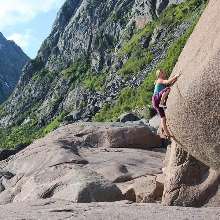 カタリーナ・ザーヴァインさんのインスタグラム写真 - (カタリーナ・ザーヴァインInstagram)「Lofoten at it's finest😀🙌💖☀️. The amount of rock here is just crazy. @jorgverhoeven and I had a blast on our first days running around, checking out boulders, trad climbs and multi-pitches, feeling like kids in a candy store. There is sooooo much to do here!  @marmot_mountain_europe @lasportivagram @petzl_official @marmot  #climbing #bouldering #lofoten #norway #outdoor #itsgreatoutthere #foryourmountain #accesstheinaccessible #c_l_i_m_b #climbing_pictures_of_instagram #girlsboulder #outdoorwomen」7月21日 23時21分 - katha_saurwein