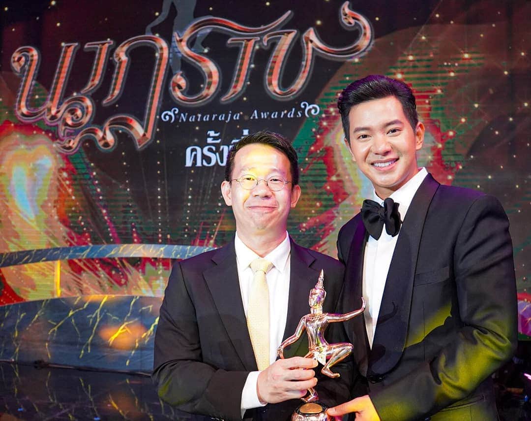アイス・サランユーのインスタグラム：「กราบขอบพระคุณ รางวัล #นาฏราช อีกหนึ่งความสำเร็จของเพลงประกอบละคร #บุพเพสันนิวาส กราบขอบพระคุณโอกาสที่ยิ่งใหญ่ในการให้ขับร้องเพลงนี้อีกครั้ง จาก ไทยทีวีสีช่อง 3  แม่นาย @nong_arunosha บริษัท #broadcastthaitv ค่าย @chandelier_music by @narongvit  ผู้ประพันธ์เพลง พี่เที้ยง วิเชียร และทีมตั้งใจทีม #นาฎราชครั้งที่10 #ch3 👔 By @vvonsugunnasil ❤ Make up by @katoon_varanis591 ❤🙏 Hair by ครูอ้อย」