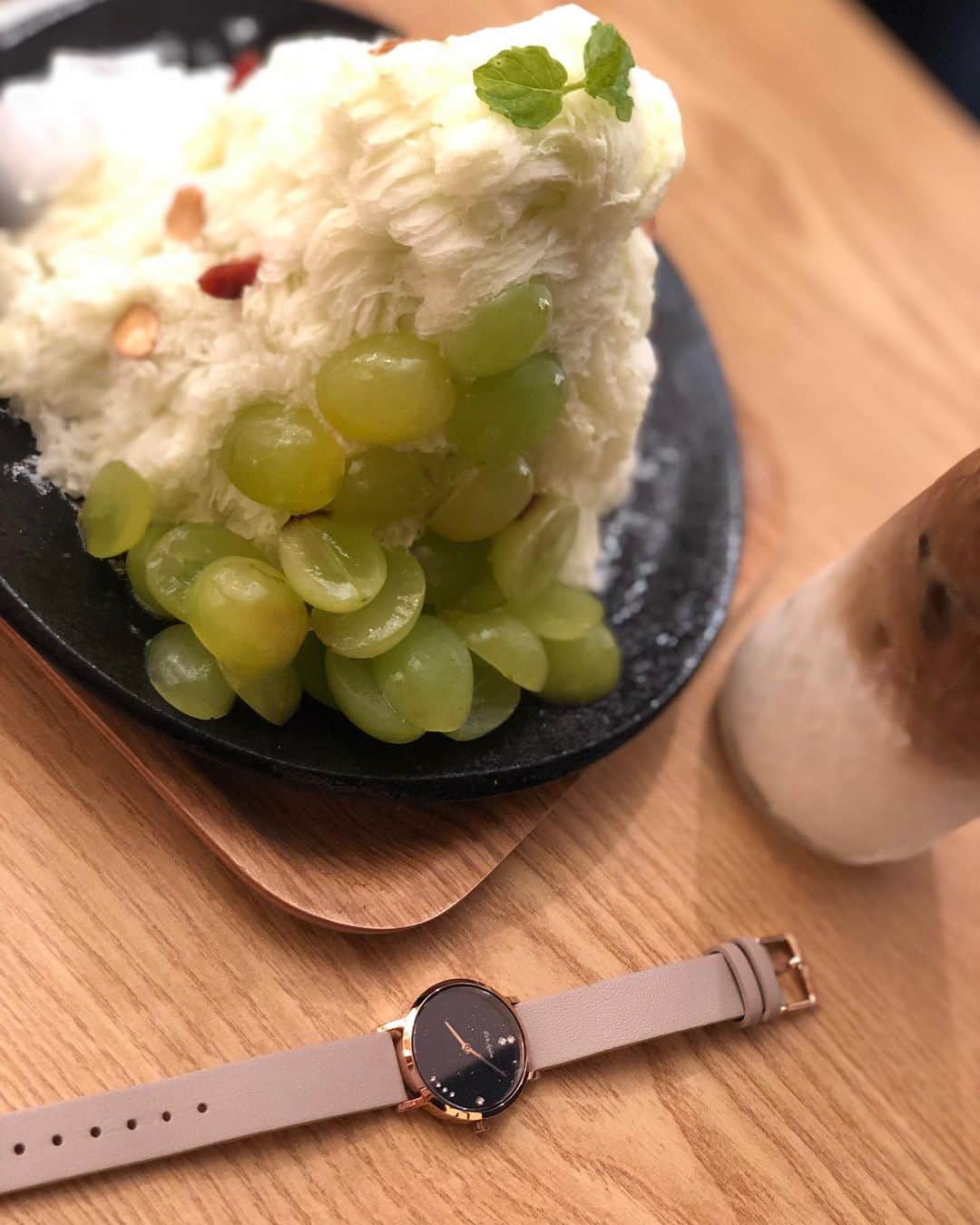 辰巳ゆいのインスタグラム：「表参道で食べまくり♪ 暑い日には、かき氷が美味しい♪ マスカットのかき氷おいしかったーー！ . 腕時計は、liakuleaの物♪ ◉リアクレアのクーポンコード 「yuitatsumi」の使用で10％OFF！  #かき氷 #表参道 #カフェ #腕時計 #liakulea #腕時計 #時計 #腕時計倶楽部 #手元倶楽部 #pr」
