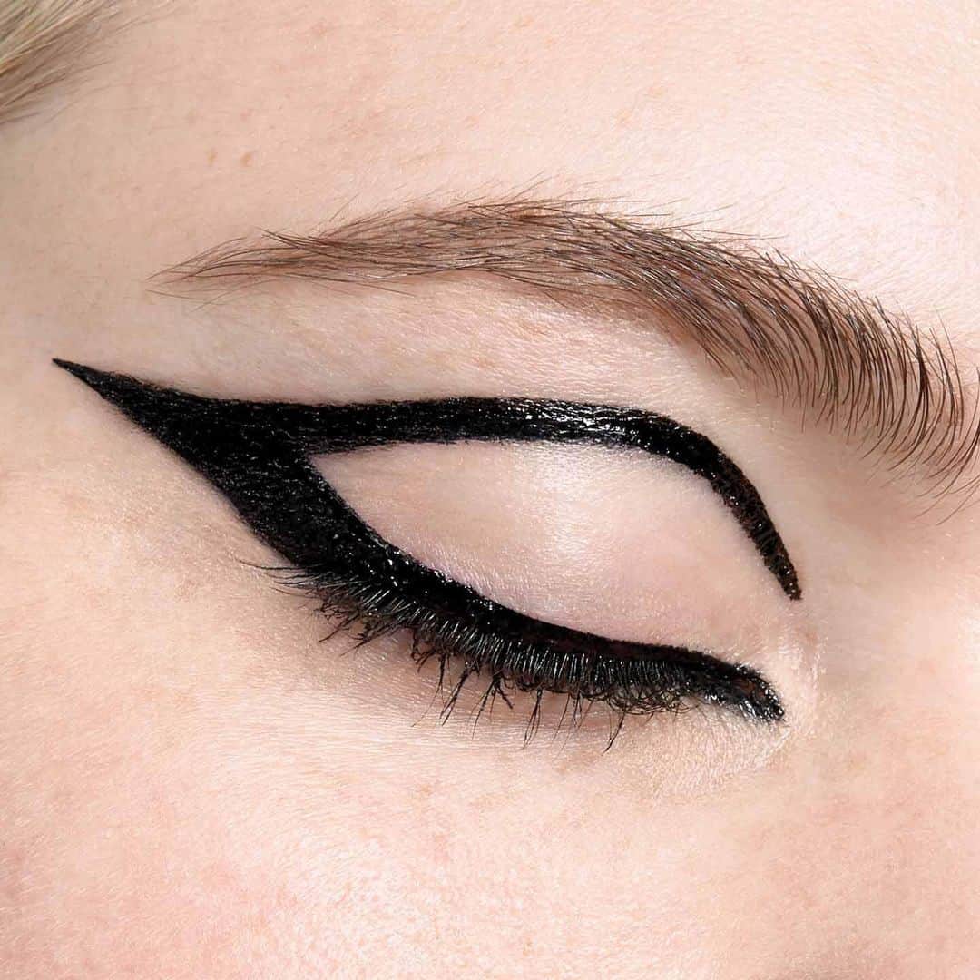 Maybelline New Yorkさんのインスタグラム写真 - (Maybelline New YorkInstagram)「Get this graphic liner look with the NEW #tattooliner liquid ink liner! Our newest formula that stays on for up to 36 hours without fading or smudging. Have you gotten your hands on it yet? 👀#mnyitlook #mnyliner」7月21日 23時37分 - maybelline