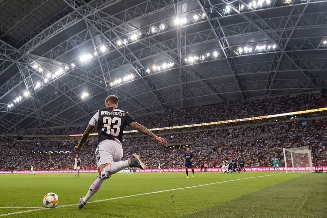 フェデリコ・ベルナルデスキのインスタグラム：「Important game to find the right condition. Thank you Singapore for the support! // Partita importante per mettere benzina nelle gambe. Grazie Singapore per il vostro sostegno! ❤⚪⚫ #ICC2019 #JuveTottenham #FinoAllaFine #ForzaJuve」