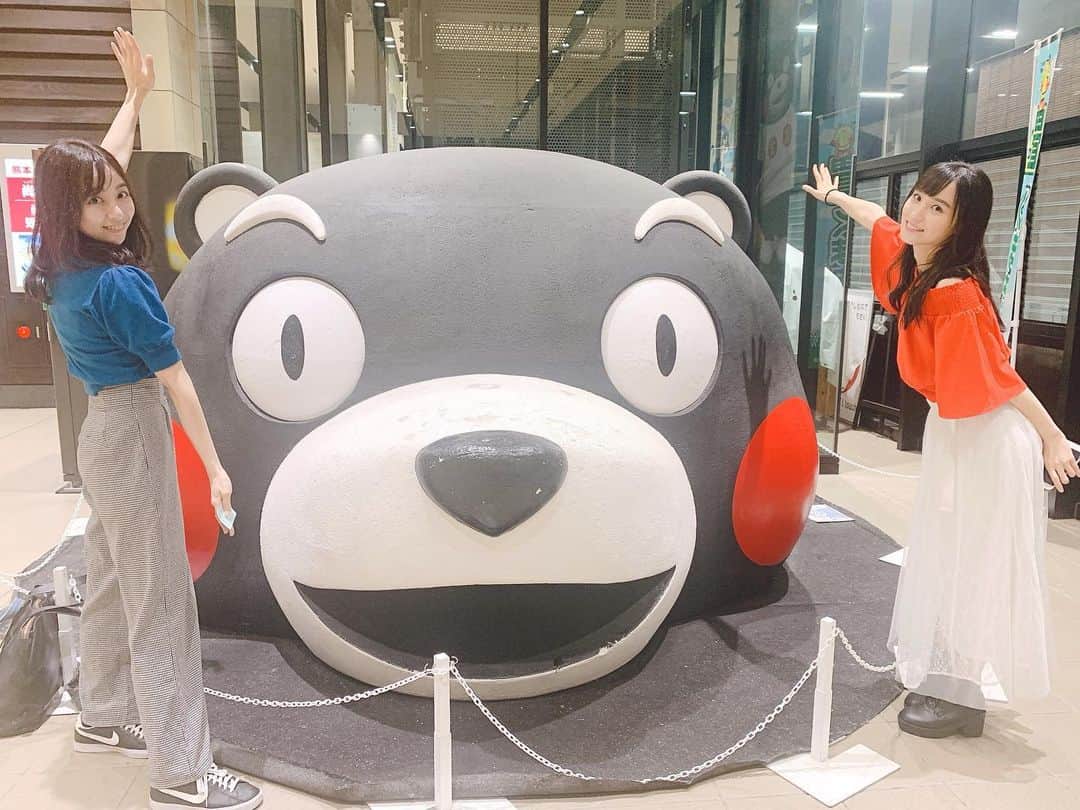 のインスタグラム：「. . たまっていた写真を載せます！ . まずは熊本🥰 . 大きなくまモンが出迎えてくれました！ʕ•ᴥ•ʔ他にもいたるところに！ . そして宇土シティモールさんとイオン熊本中央店さんにて歌わせていただきました🎤✨ 初めてでもノリノリで観て下さる方々やしっかりと聴いて下さる方など特典会でおはなししていても、親身になって言葉をかけて下さるやさしい熊本の方々でした💗また行きたいです！ . 初熊本、ありがとうございました🍀☺️✨ . そして今回の九州3日間のライブキャンペーンは終了しました。ありがとうございました！ .  #ビタスイ #熊本 #遠ラブ #リリイベ #ライブ #観覧無料 #遠いところへ行くのでしょう #ラブストーリーは始まらない #くまモン #馬刺し #九州新幹線 #宇土シティモール #イオン熊本中央店 #熊本空港」
