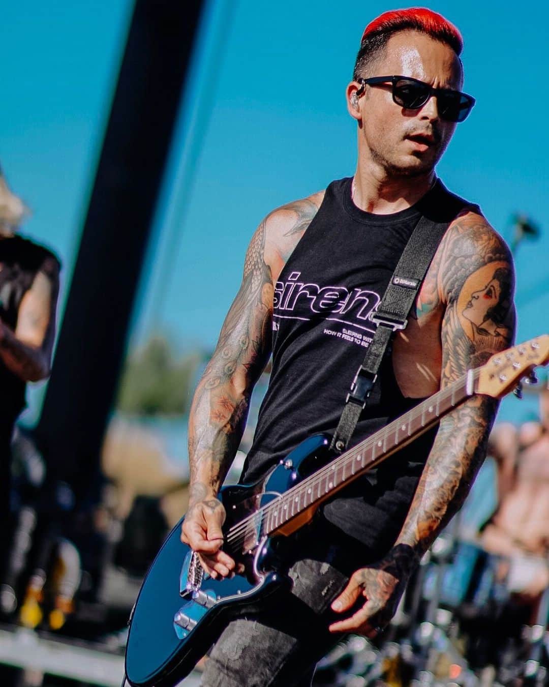 ニック・マーティンのインスタグラム：「Had a blast in Irvine yesterday! Good times spent with my wife, friends, & our team. Can’t complain one bit. Fortunate to be surrounded by awesome individuals that I’m eternally grateful for.  @vanswarpedtour today! Who is hanging? You can catch me losing my mind to @andrewwk 🤘🏽 . And thanks to @creatureintheparks for the awesome photo!」