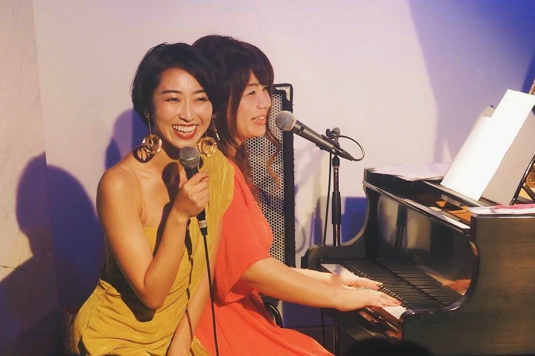 のインスタグラム：「🎂👏🏻👏🏻👏🏻👏🏻👏🏻 佐藤めぐちゃんバースデーライブ💛🧡 大好きなめぐちゃんの大切な時間を 愛情たっぷりのお客さん、スタッフ、 そして四者四様・華やかなアーティストの皆さんと共に過ごせて幸せでした💕 余韻〜☺️🍿🍿🍿🍿 全て包み込んじゃうマザー・メグ🌏🕊 これからもよろしくね。ラブリー❤️ . 来てくれた皆さん！ ありがとうございました😊 ─── #佐藤めぐみ #バースデーライブ #みんなのめぐちゃん #みんなの母 #夏の終わりのハーモニー #中里亜美 #時代をつなぐ歌謡曲シンガー #昭和歌謡 #小野亜里沙 #神園さやか #はたゆりこ #deeandmee #最後の動画 #わたしの声うるさい #しかも音痴 #致命的 #焼けた素肌で #ハッピーバースデー」