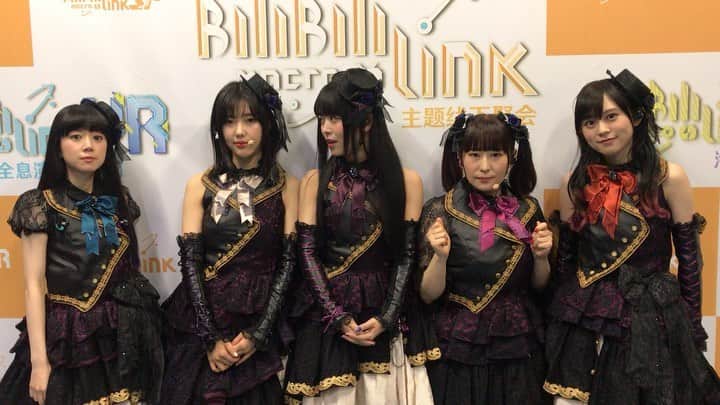 のインスタグラム：「【谢谢！】 『Bilibili Macro Link 2019』 ありがとうございました🌹 初めての上海ドキドキしたけれど、みんな暖かくて最高にHappyな時間を過ごすことができました♡ 本番前のRoseliaをお届け🌹 また絶対に来る。 我爱上海♡再见😊💓 #BML2019  #バンドリ #ガルパ #Roselia」