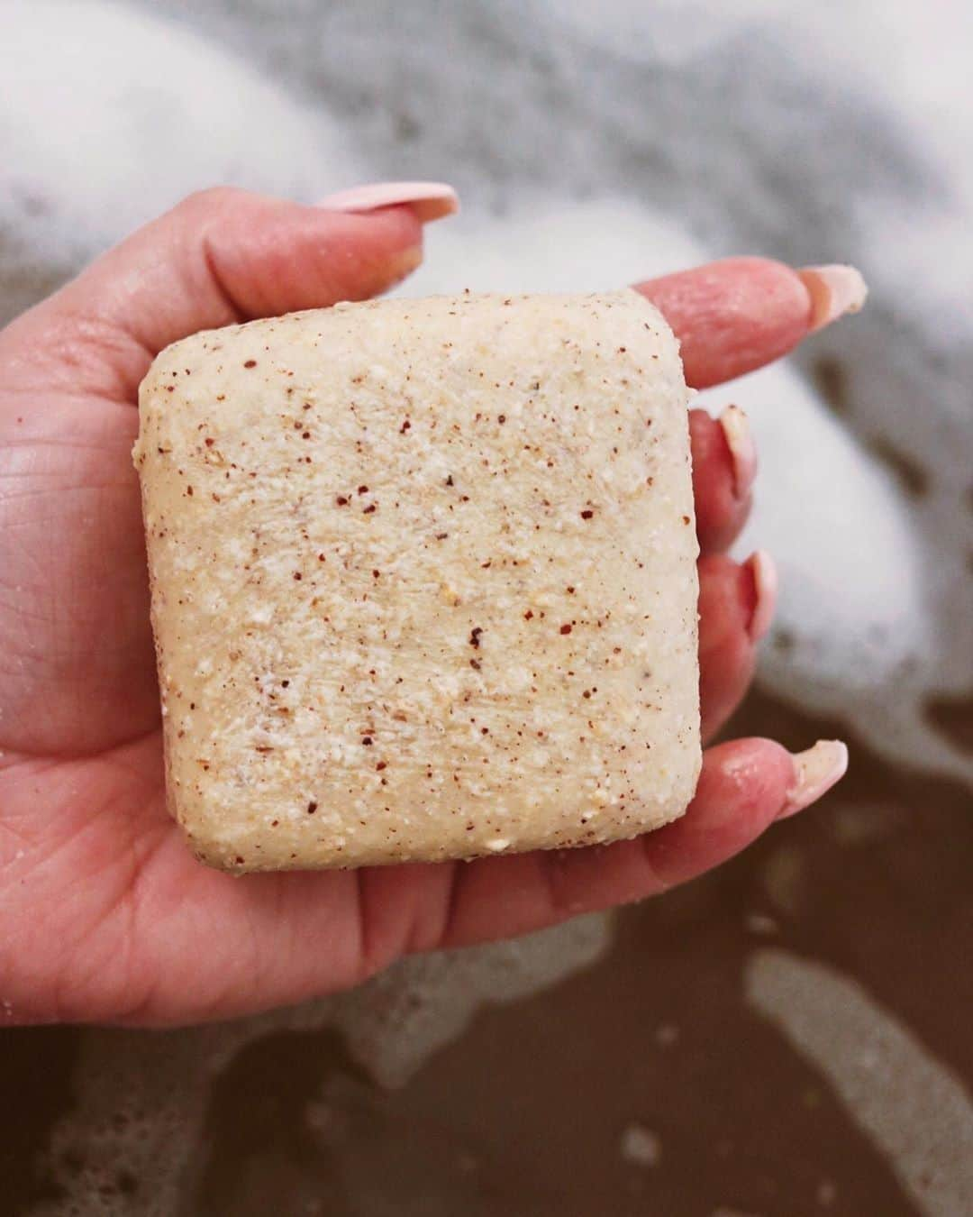 LUSH Cosmeticsさんのインスタグラム写真 - (LUSH CosmeticsInstagram)「Dry patches are no match for Buffy Body Butter. Keep one in your shower to quickly exfoliate away flakes and give your skin a boost of hydration. This one is well-loved and for very good reason: it works. And it doesn't even need packaging to get the job done! 💕😍 / 📸: @lavida_lushie ⁠ *⁠ *⁠ *⁠ *⁠ *⁠ #ecofriendly #ethical #eco #sustainability #vegan #handmade #fairtrade #sustainableliving #green #gogreen #sustainablebeauty #skincare #beauty #instabeauty #greenbeauty #igbeauty #wellness #beautycare」7月22日 0時00分 - lushcosmetics