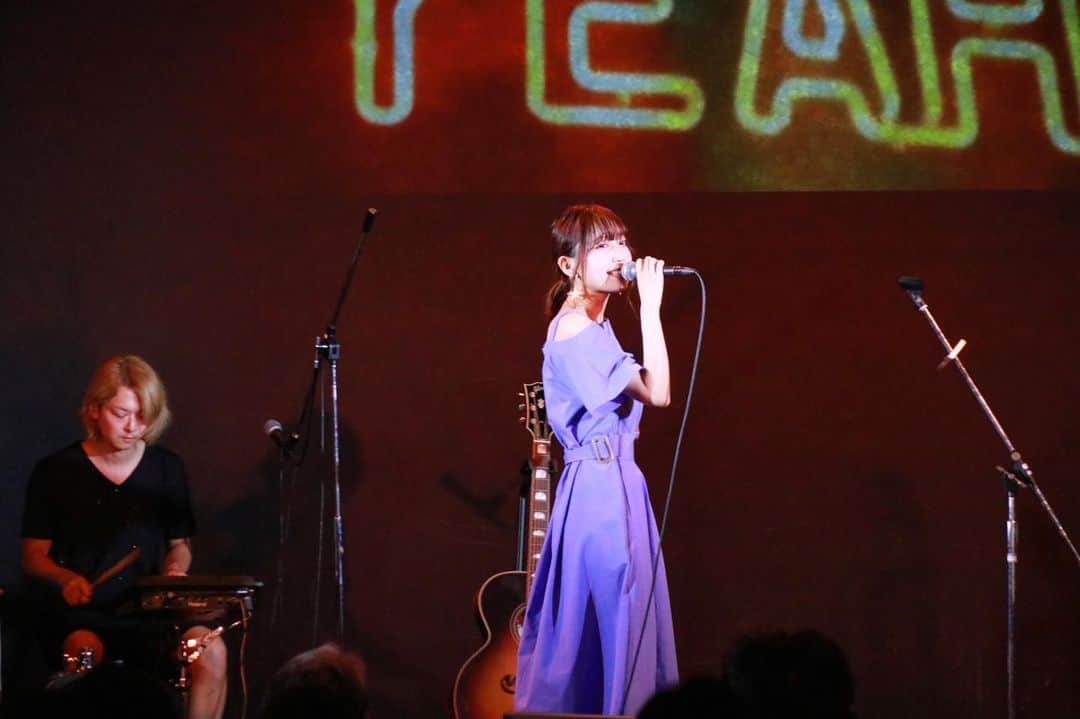のインスタグラム：「曲でも料理でもなんでもいいけど「作る」過程に集中出来てる時が、一番こころの中が平和だ👼🏰 #辻詩音 #music #yeahland #live」