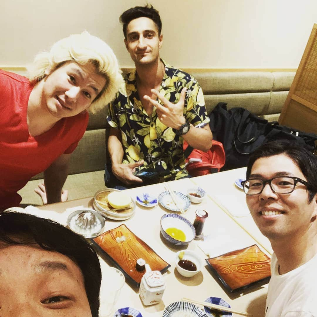 カズレーザーさんのインスタグラム写真 - (カズレーザーInstagram)「寿司スシSUSHI！！ アリこうたは「流しの漫才」で日本中のお祭りやイベントを廻って、投げ銭で生計を立ててるらしいよ！ テレビだ動画だSNSだーなんて言いがちなこのご時世に、中々どうして見上げたもんだね！！ 皆さんの地元の催事に出没した際は、暖かい目で見守ってあげてね！ つまんなかったら生卵投げつけてあげてね！  #アリこうた #ケイダッシュステージの最終兵器  #手前はガリベンズ矢野」7月22日 0時02分 - kazlaser