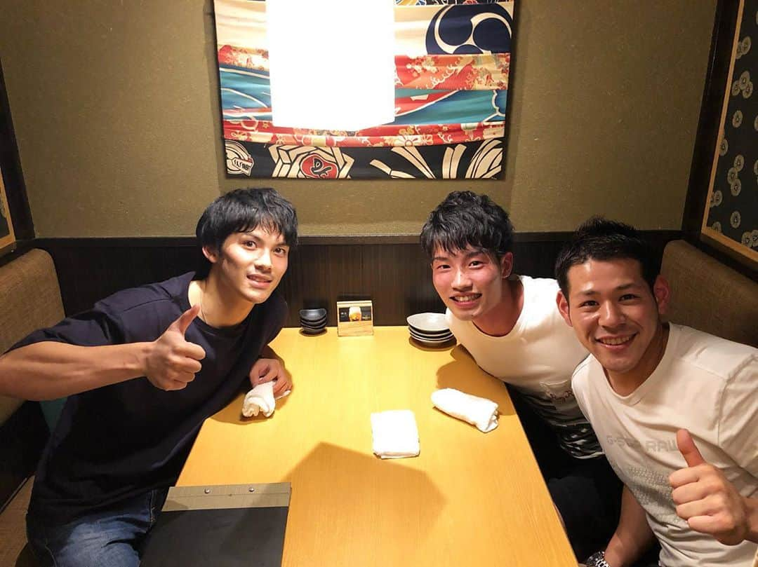 川口太一さんのインスタグラム写真 - (川口太一Instagram)「そういえば今日は新しく同じ会社のハンドボール部に新加入した @hawks4621 とジェイテクト、星城高校同期の @sotanakane0302 とご飯に行ってきた。しんのすけはハンドボール全日本代表でもあり昨年はハンガリーリーグで海外でのプレーの経験もある。中根とは同じ筑波大学出身で仲が良かったらしく今日は中根からの誘いもあり3人でご飯へ。 2人共に志が高くとても有意義な時間を過ごす事が出来ました！他チーム、他競技の選手からも学ぶ事があると感じた一日でした！！2人とも有難う！ とりあえず今日は明日に備えて寝ます！おやすみなさい😴😴 #徳田新之介 #川口太一 #豊田合成ブルーファルコン #豊田合成トレフェルサ #中根聡太 #ジェイテクトスティングス#バレーボール #ハンドボール #アスリート #海外 #海外挑戦 #同級生 #縁 #出会い」7月21日 23時55分 - k.taichi20