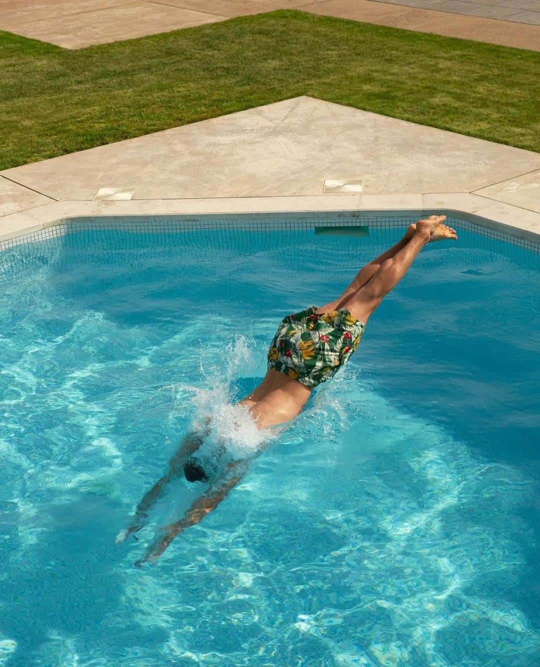 MR PORTERのインスタグラム：「Dive in and discover our edit of the best swimwear for summer. Head to the link in bio for our edit. 💦⁠ ⁠-⁠ Swim shorts by @poloralphlauren (1121013).」