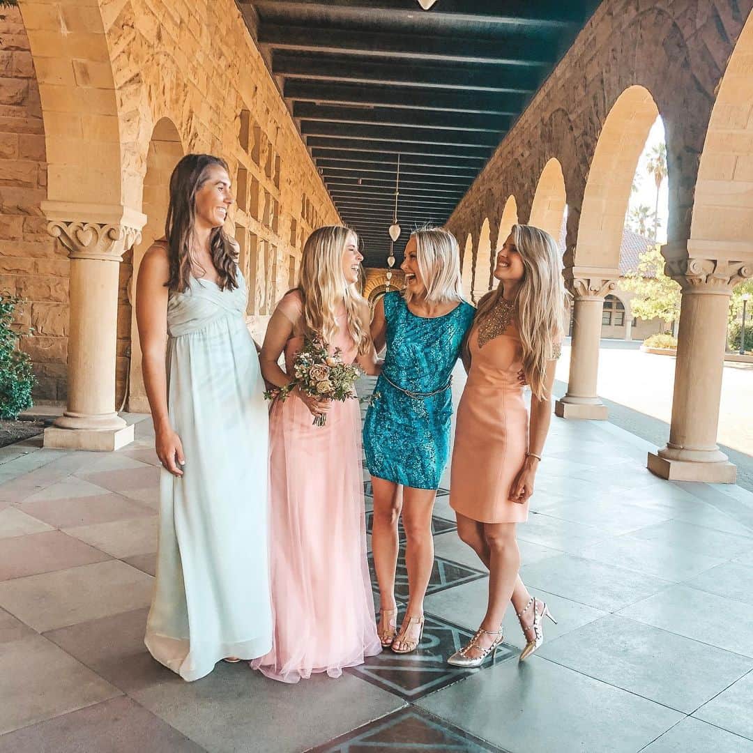 のインスタグラム：「Today I'm feeling grateful for some of my closest girl friends and wanted to share the sentiment with all of you. With friends like these girls, nothing can stop me. I love being around people who inspire me with their accomplishments and ambitions and who challenge me and my worldview. ⊱ I challenge YOU to send some love to your closest friends and tag them in the comments below. Let's spread some gratitude on this fine Sunday. 👯‍♀️❤️ ⊱ ⊱ ⊱ ⊱ #stanfordgirls #stanfordalumni @stanfordalumni #gocard #smartandsexy #bossbabe #girlpower #ladyboss #tridelta #tridelts #deltadeltadelta #stanfordtridelta」