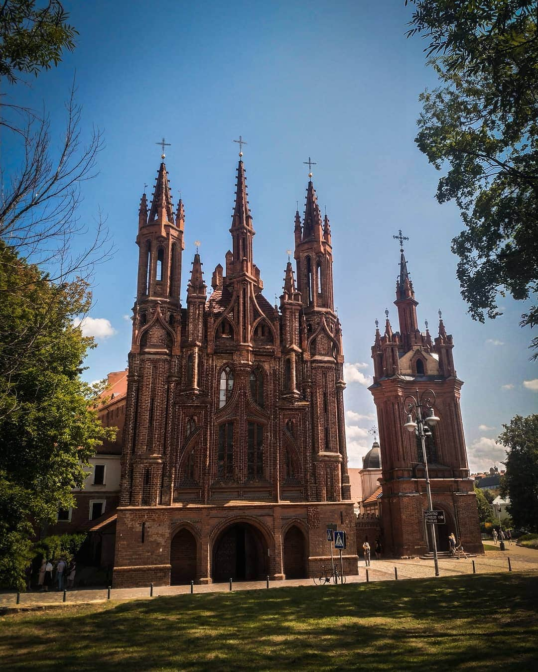 パヴェル・ドローストさんのインスタグラム写真 - (パヴェル・ドローストInstagram)「Костёл Святой Анны ⛪🍃🇱🇹 Этот удивительный по красоте костёл,был построен в конце XV века. По распространённой легенде, в 1812 году Наполеон восхищался изяществом данной церкви и жалел о том, что не может перенести ее в Париж. .  Однако данный храм использовался французской кавалерией, и где французы сожгли всю его деревянную утварь.📖 . . . #visitlithuania #vilnius #lithuania #travel #weekend #history #summer #pablopatinador #visitvilnius」7月22日 0時09分 - pashka_drozd