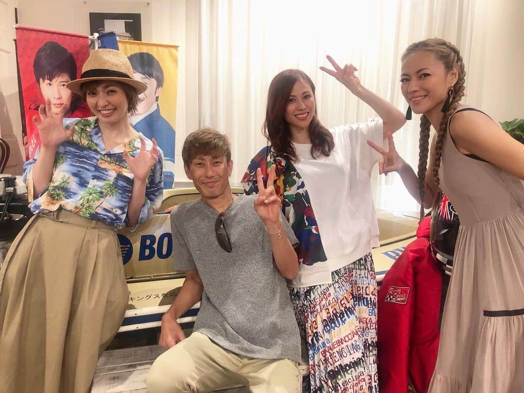 のインスタグラム：「MAX・邦丸Ride on boat トークショーが（めんそーれ編）笑 無事に終わりました♡ 会いに来てくれた皆さん ありがとうございます！ 今回は 沖縄在住で長崎支部の 原田幸哉選手がゲストに お越し頂き 晶子お姉さまと一緒に たっぷりとトークをさせて頂きました。 原田選手は 私たちと同世代ということもあり すっかり お友達のような感覚で 気さくにお話しをしてくれて 私たちも とっても楽しい時間でした。 そしてまさか！？ 原田選手が レース前は MAXの曲やlive映像を見ながら テンションを 上げてるという話を聞いて 私たちも 驚くほどホント嬉しかったです。 2019下半期 原田選手の活躍に期待しちゃいますね！ #MAX#NANA#MINA#LINA #原田幸哉#高尾晶子 #rideonboat #okinawa#radio#talk #boatrace」