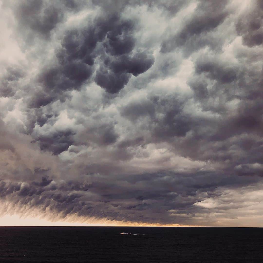 のインスタグラム：「Saturday’s Storm.  Yesterday we got to experience a huge storm come across Lake Michigan and blanket the sky in these amazing clouds before it began to downpour.」