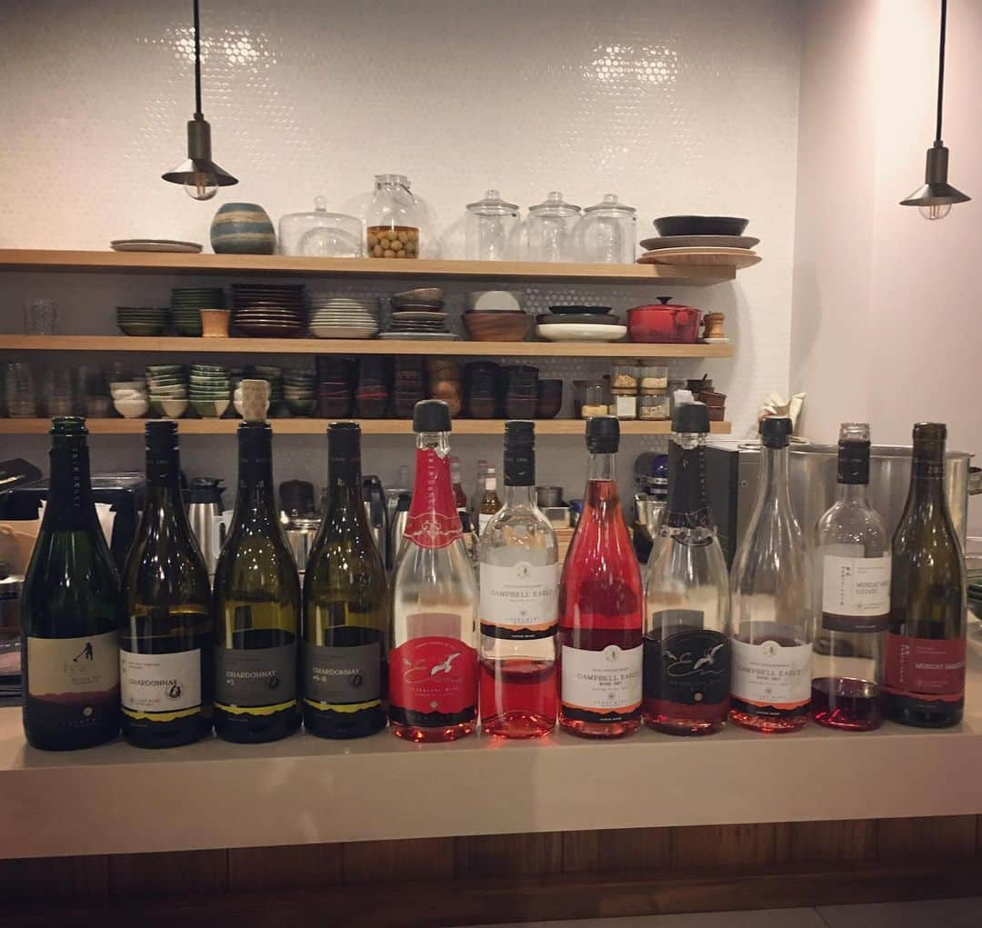 ひぐち君さんのインスタグラム写真 - (ひぐち君Instagram)「都農ワインの試飲会へ🍷 工場長 赤尾さんのセミナーでお勉強させていただきました。 海を臨む都農町は風通しがよく、昨年は35度を超えたのはなんと1日だけ。日照量が多いので、華やかな香りが特徴のワインに。商品化するのに15年かかったシラーの華々しいスミレの香りにはうっとりしてしまいます。土壌には石灰分(カルシウム)が少ないので、ライトボディの赤ワインに。2002年に海外でも高い評価を得たそのキャンベルアーリーと地元で育った鶏のチキン南蛮のマリアージュは絶品なんです。 昨年初のナイトハーベストのシャルドネも楽しみ。 デザートの都農の葡萄とマリアージュ🍷 また都農に行きたくなりました。 #都農ワイン  #ヒャクジエクストラセックカーボネイティッド #牧内シャルドネアンウッディド #尾ノ下エステートシャルドネ #白水アンフィルタードシャルドネ #スパークリングワインキャンベルアーリー #キャンベルアーリー  #キャンベルアーリードライ #スパークリングワインレッド #牧内マスカットベリーaエステート #マスカットベリーaプライベートリザーブ #試飲会 #uds #宮崎県 #都農町 #原宿 #tokyo #日本ワイン 🇯🇵 #japanesewine #vinjaponais  #wine #vin #vino #winetime #winelover #instawine #wineexpert」7月22日 0時18分 - higehiguchi