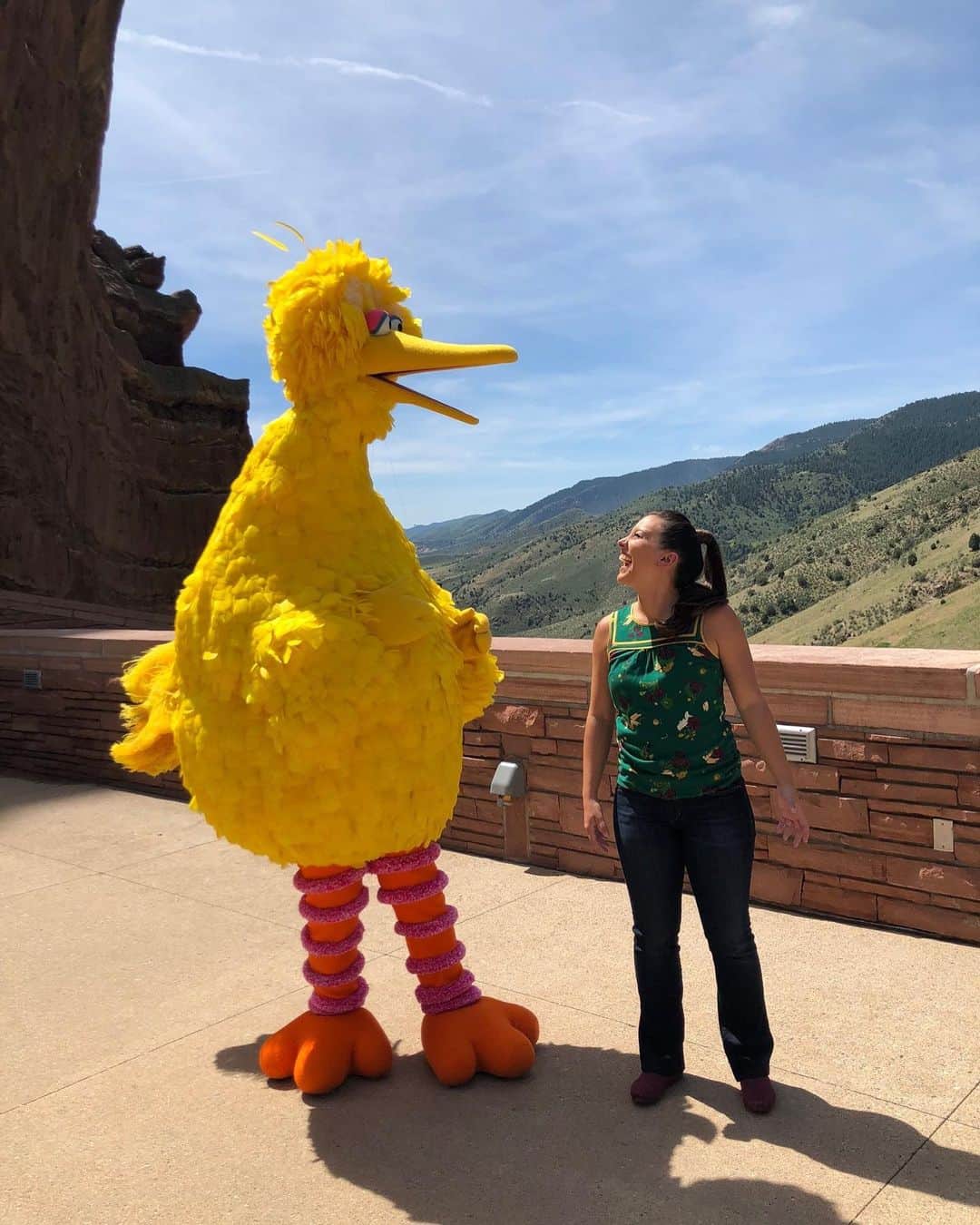 セサミストリートさんのインスタグラム写真 - (セサミストリートInstagram)「Big Bird and Nina visited Denver, Colorado for the Sesame Street Road Trip this weekend and stopped by @redrocksco! #ThisIsMyStreet」7月22日 0時19分 - sesamestreet