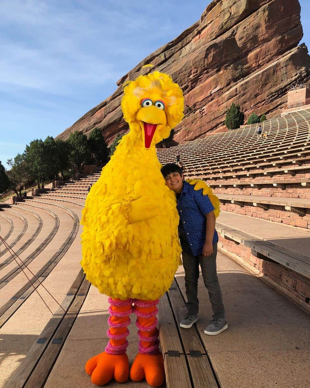 セサミストリートさんのインスタグラム写真 - (セサミストリートInstagram)「Big Bird and Nina visited Denver, Colorado for the Sesame Street Road Trip this weekend and stopped by @redrocksco! #ThisIsMyStreet」7月22日 0時19分 - sesamestreet