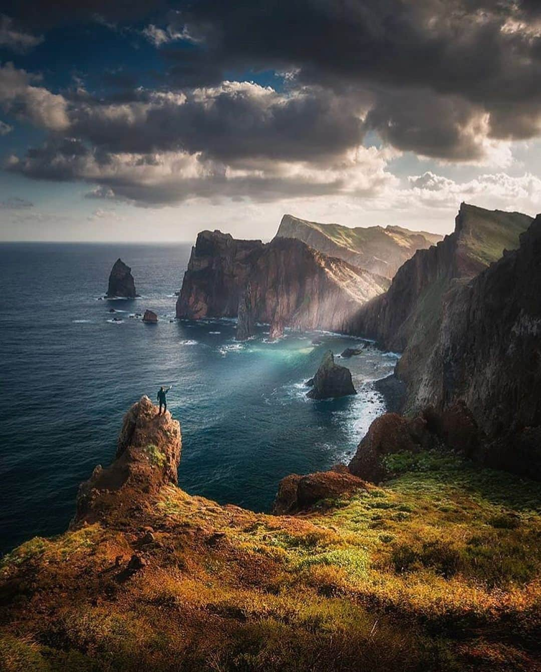 Canon Photographyさんのインスタグラム写真 - (Canon PhotographyInstagram)「These images show just how grand and spectacular nature can be! (and how little we are!) Photography | @tomashavel  #canon_photos #nature #naturelovers #sunset #goldenhour #views」7月22日 0時11分 - cpcollectives