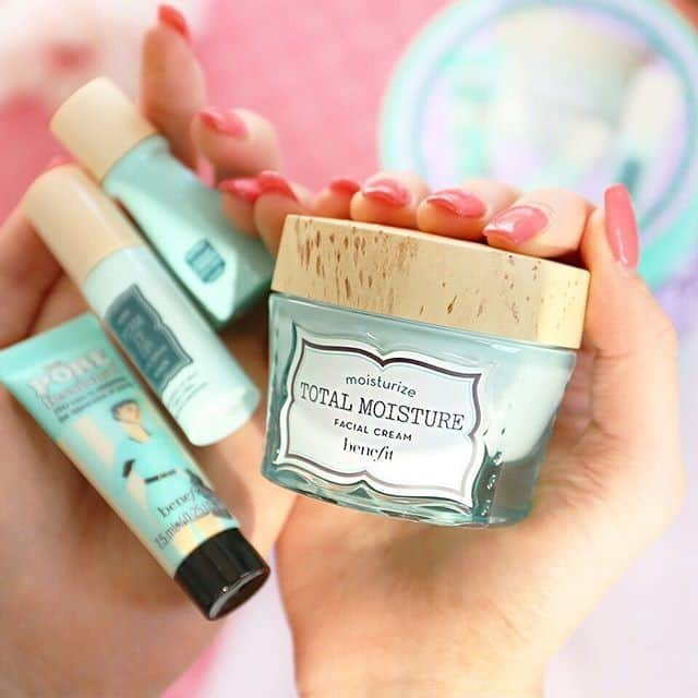 Benefit Cosmetics UKさんのインスタグラム写真 - (Benefit Cosmetics UKInstagram)「Give your skin a little TLC this #skincaresunday with a few of our faves 💆‍♀️💓 What's your favourite way to pamper yourself? 👇 #benefit #beauty #selfcare #pamper . . . 📷 Image Description: Image of 2 hands holding several benefit skincare products including total moisture facial cream」7月22日 0時16分 - benefitcosmeticsuk