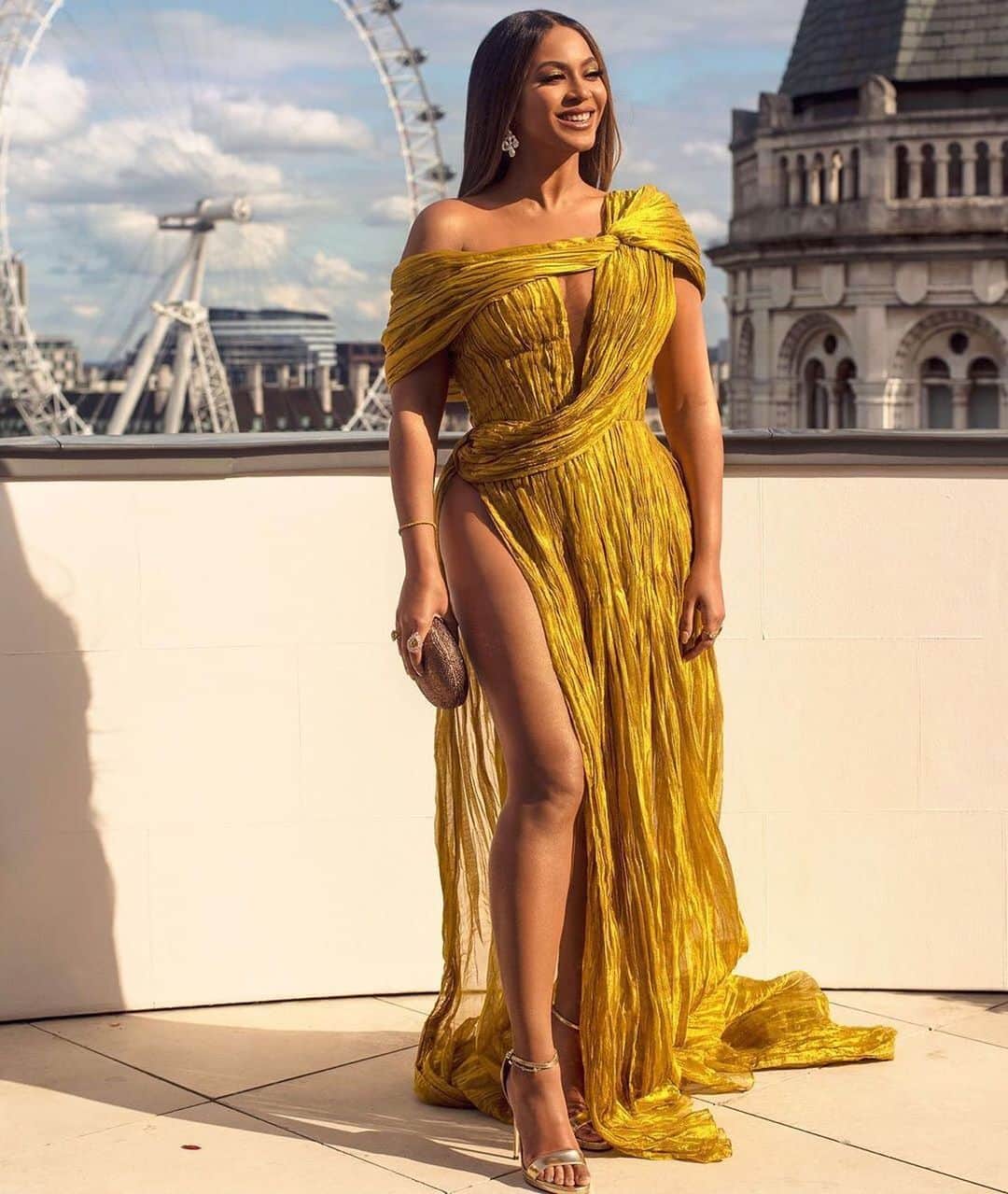ELLE Magazineさんのインスタグラム写真 - (ELLE MagazineInstagram)「All hail Queen Bey 👑 #Beyonce tops our #bestdressed list this week in a gilded Cong Tri gown. Link in bio for the rest of the winners ✨#regram @beyonce」7月22日 0時16分 - elleusa