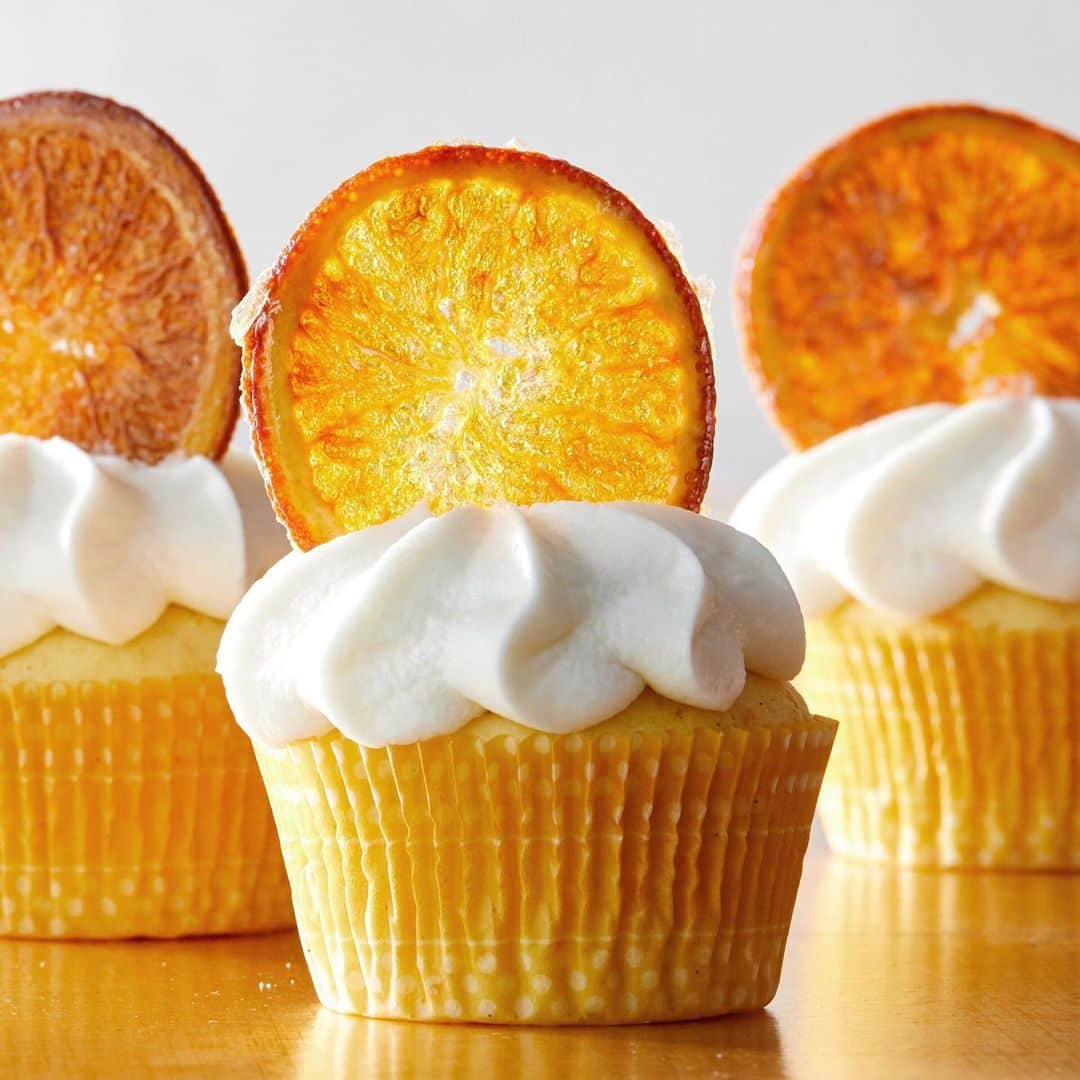 マーサ・スチュワートさんのインスタグラム写真 - (マーサ・スチュワートInstagram)「There's orange flavor in every bite of these cupcakes: zest in the batter, homemade orange curd as a filling, and dried orange slices on top of the vanilla frosting. 🍊 Check out more of the sweetest cupcakes for summer at the link in bio. 👆🏼📷: @krautter」7月22日 0時17分 - marthastewart