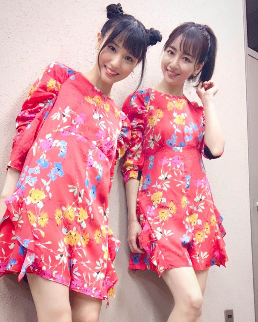 長谷川萌美さんのインスタグラム写真 - (長谷川萌美Instagram)「. . 山梨！「国母工業団地夏祭り」に 参加させて頂きました❣️🍧✨😆 . 夏の曲のカバーを歌ったり新曲も お祭りの盛り上がりでまた楽しかったです♪ . 公園の空は広くて、月が満月のように丸く赤くて、時々月に向かって歌っていました🌕神々しかったなぁ✨ . お越し下さった方、応援して下さった方もありがとうございました！！ . 駅前の武田信玄さんと信玄餅！プリン！ あと移動によくしてるネックピロー💡 今度来た時は少しでも観光をしたい！ .  #ビタスイ #山梨 #国母 #国母工業団地 #夏祭り #ライブ #夏曲 #カバー #新曲 #遠いところへ行くのでしょう #ラブストーリーは始まらない #その日のリアルタイム投稿はTwitterへ #showroom も #ありがとうございました #武田信玄 #信玄餅 #プリン #ネックピロー #移動 #遠ラブ」7月22日 0時27分 - moemi_hasegawa
