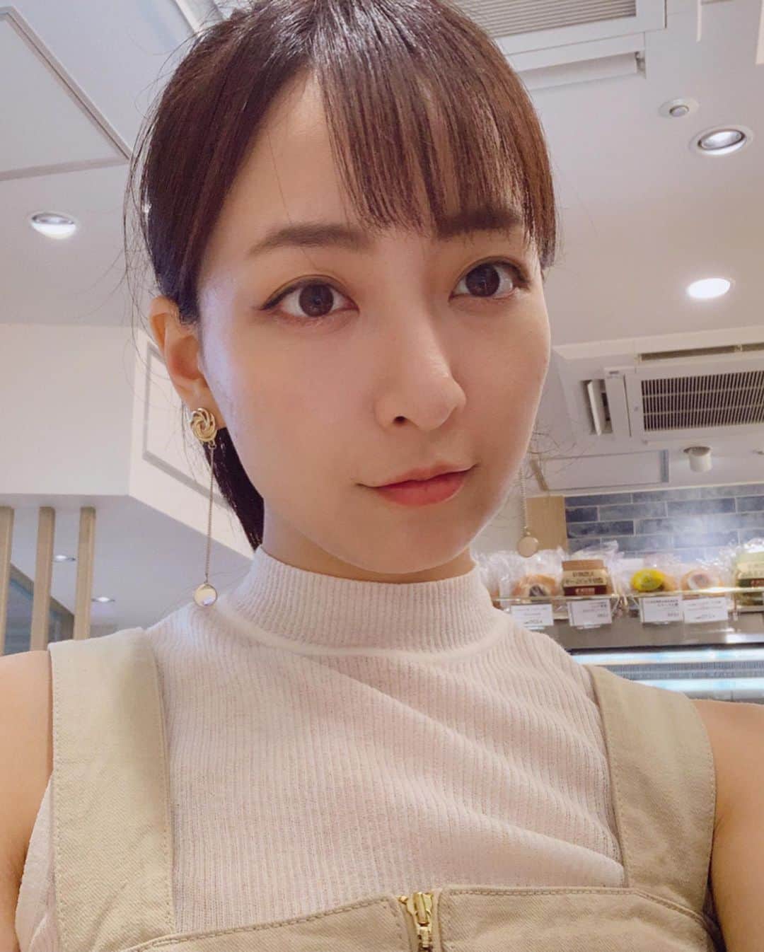 長谷川萌美さんのインスタグラム写真 - (長谷川萌美Instagram)「. . 山梨！「国母工業団地夏祭り」に 参加させて頂きました❣️🍧✨😆 . 夏の曲のカバーを歌ったり新曲も お祭りの盛り上がりでまた楽しかったです♪ . 公園の空は広くて、月が満月のように丸く赤くて、時々月に向かって歌っていました🌕神々しかったなぁ✨ . お越し下さった方、応援して下さった方もありがとうございました！！ . 駅前の武田信玄さんと信玄餅！プリン！ あと移動によくしてるネックピロー💡 今度来た時は少しでも観光をしたい！ .  #ビタスイ #山梨 #国母 #国母工業団地 #夏祭り #ライブ #夏曲 #カバー #新曲 #遠いところへ行くのでしょう #ラブストーリーは始まらない #その日のリアルタイム投稿はTwitterへ #showroom も #ありがとうございました #武田信玄 #信玄餅 #プリン #ネックピロー #移動 #遠ラブ」7月22日 0時27分 - moemi_hasegawa