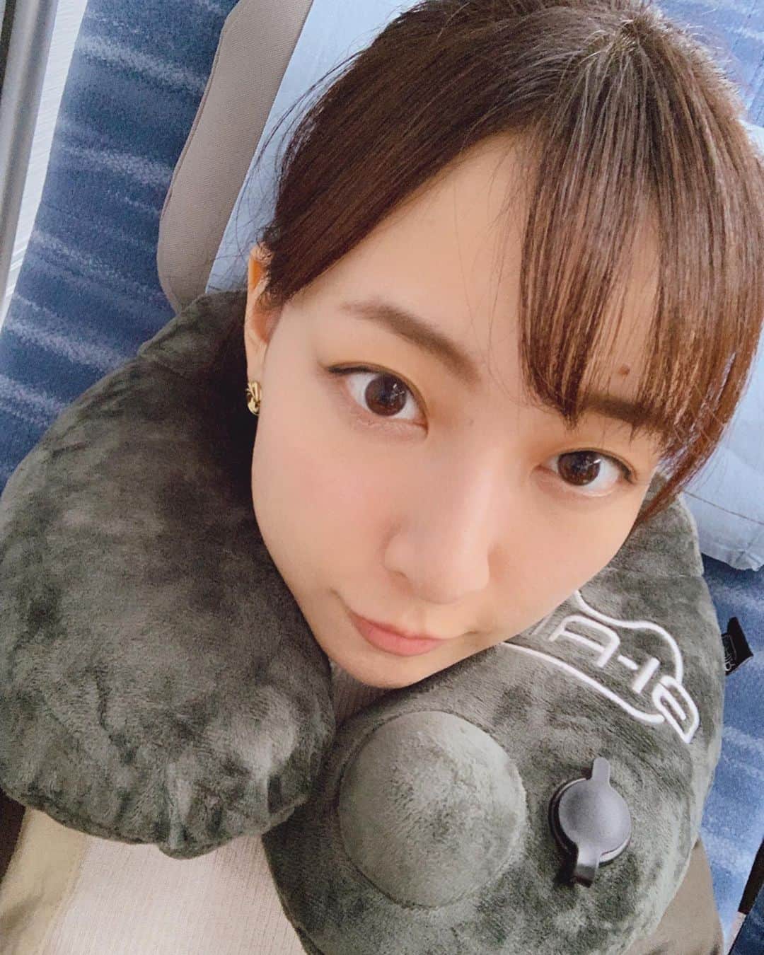 長谷川萌美さんのインスタグラム写真 - (長谷川萌美Instagram)「. . 山梨！「国母工業団地夏祭り」に 参加させて頂きました❣️🍧✨😆 . 夏の曲のカバーを歌ったり新曲も お祭りの盛り上がりでまた楽しかったです♪ . 公園の空は広くて、月が満月のように丸く赤くて、時々月に向かって歌っていました🌕神々しかったなぁ✨ . お越し下さった方、応援して下さった方もありがとうございました！！ . 駅前の武田信玄さんと信玄餅！プリン！ あと移動によくしてるネックピロー💡 今度来た時は少しでも観光をしたい！ .  #ビタスイ #山梨 #国母 #国母工業団地 #夏祭り #ライブ #夏曲 #カバー #新曲 #遠いところへ行くのでしょう #ラブストーリーは始まらない #その日のリアルタイム投稿はTwitterへ #showroom も #ありがとうございました #武田信玄 #信玄餅 #プリン #ネックピロー #移動 #遠ラブ」7月22日 0時27分 - moemi_hasegawa