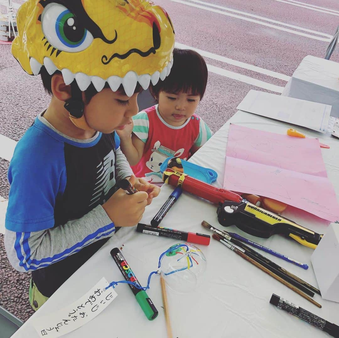 浅川稚広さんのインスタグラム写真 - (浅川稚広Instagram)「いよいよ小学校に入ってから初めての夏休みが始まりました❣️ 先ずは、来週誕生日のジィジに手作りプレゼント🎁で、風鈴の絵付け🎐🍉🍉🍉西瓜と花火🎆を描いていたけれど、中々上手く描けず、「ママ〜、手伝ってよ〜😫💦」と言われて、渋々色付けを手伝う事に… そして、出来上がったプレゼント🎁を持って、実家へ。  実は、私の通っていた小中学校で、小学生から参加できるサマーレクリエーションがあり、息子が参加してきました🌟 息子にとってはアウェイな場所と空間と友達。どうかなぁ〜と少しだけ心配しつつ、見守っていましたが、仲良く水遊びをしている様子だったので、ホッ☺️ 甥っ子君が高熱続きで肺炎になってしまい、入院しているとの事だったので、姪っ子ちゃんと娘を一緒に児童館で遊ばせつつ、息子を見守っていました。  お夕飯はカレーライス🍛甘口・中辛・辛口とご用意いただき、デザートにはカキ氷まで🍧🌟 そして夜のお楽しみタイムは、花火🎆🧨手持ち花火を楽しんだ後は、打ち上げ花火観賞‼︎ 8:30に終了して自転車での帰り道は、前と後ろの席で2人とも爆睡していました♬😌ww  夏休みは始まったばかり‼︎ 満喫しようねー❣️❣️❣️」7月22日 0時28分 - chiffy1110