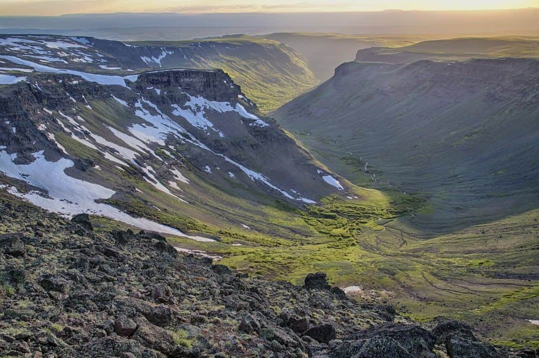 アメリカ内務省さんのインスタグラム写真 - (アメリカ内務省Instagram)「Deep glacier-carved gorges, stunning scenery, wilderness areas, wild and scenic rivers -- you'll find all these and more in the Steens Mountain Cooperative Management and Protection Area in #Oregon. The 52-mile Steens Mountain Backcountry Byway provides access to four #campgrounds, numerous #trails, the Riddle Brothers Ranch National Historic District and opportunities for #fishing and #hunting. The views from Kiger Gorge, East Rim, Big Indian Gorge, Wildhorse and Little Blitzen Gorge overlooks are not to be missed. Photo by Bob Wick, Bureau of Land Management (@mypubliclands). #usinterior #travel #publiclands」7月22日 0時22分 - usinterior